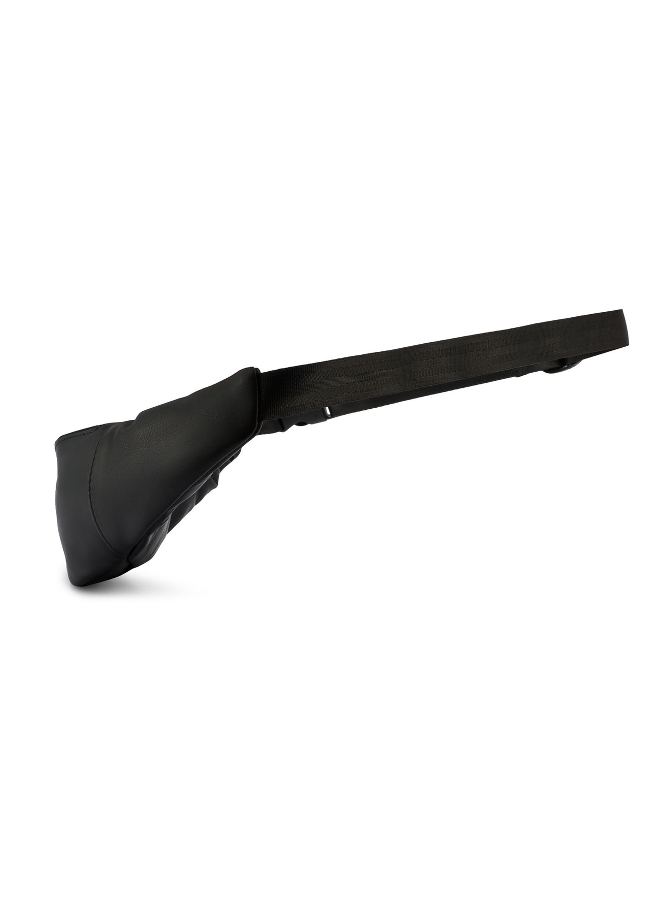 Czarna skórzana nerka męska TORMS-0497-99(W26) - widok produktu z boku, na białym tle.