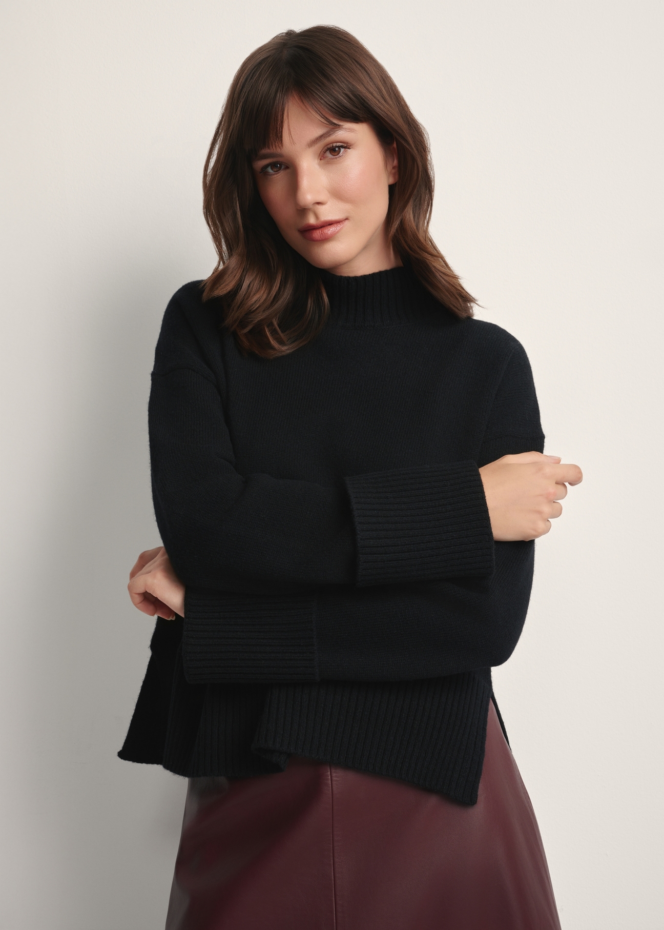 Czarny sweter damski z wełny SWEDT-0244-99(Z25), widok produktu z przodu na modelce. Widoczna połowa sylwetki.