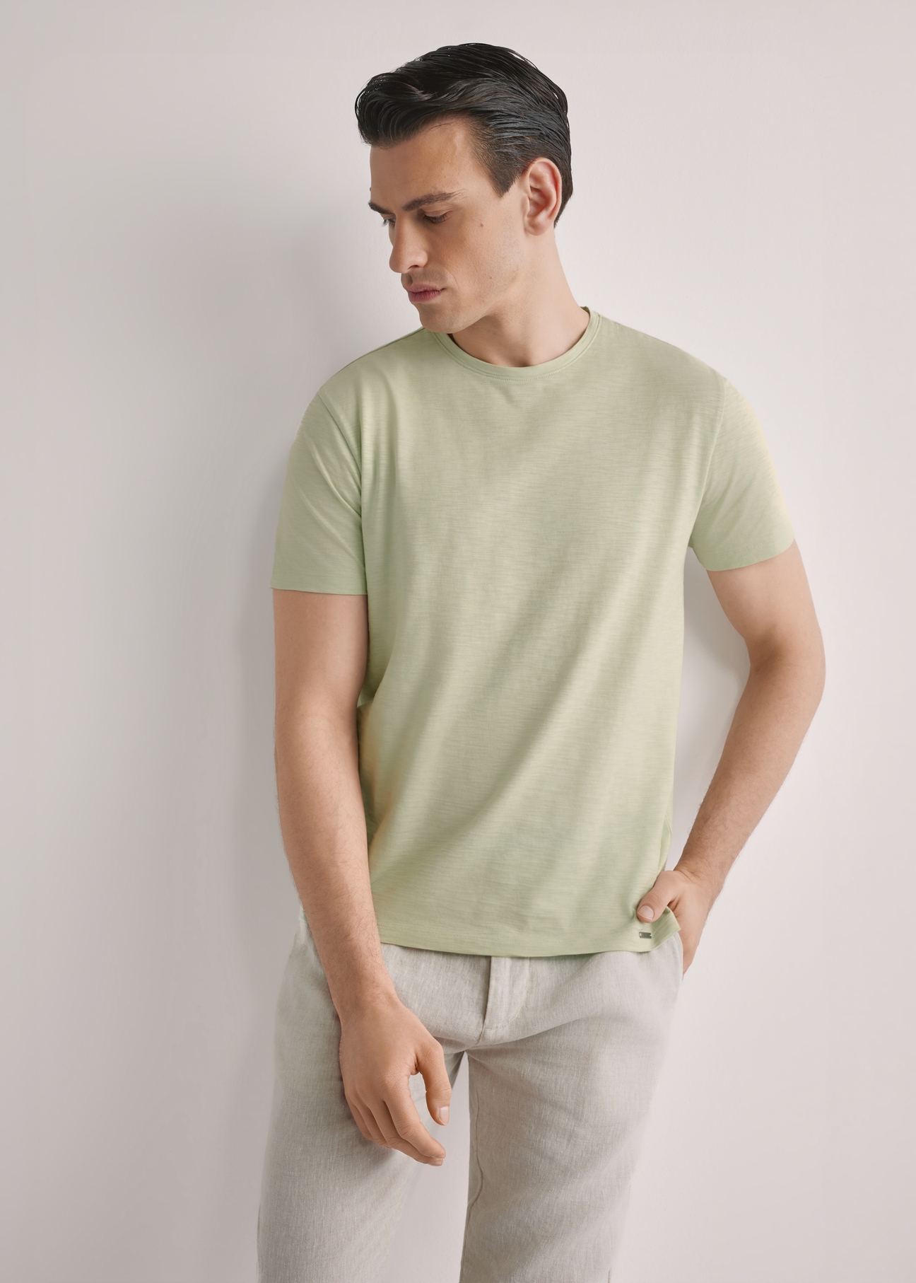 Bawełniany T-shirt męski w kolorze szałwiowym TSHMT-0149-8F(W26), widok produktu z przodu na modelu. Widoczna połowa sylwetki.