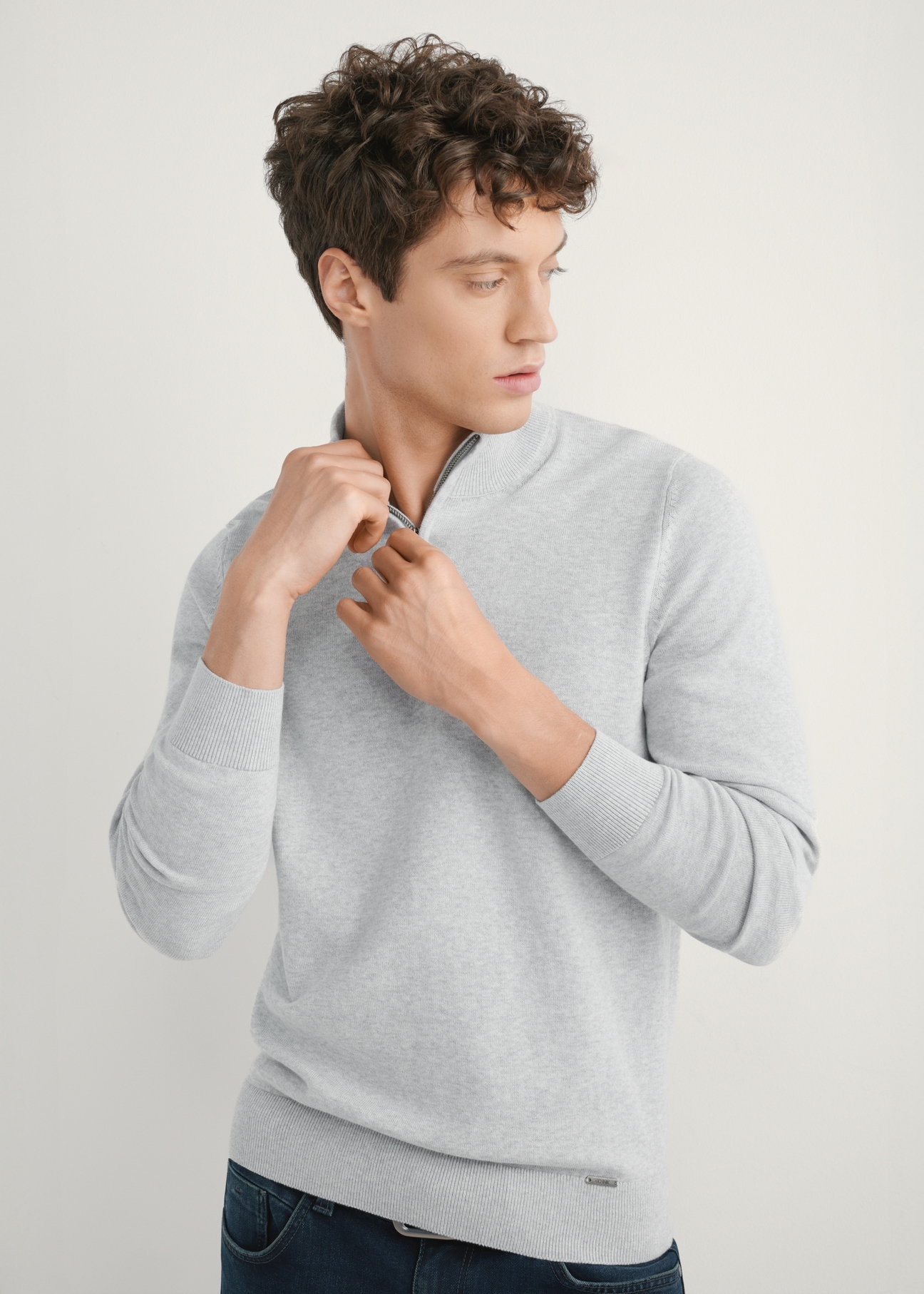 Jasnoszary sweter męski ze stójką SWEMT-0189-9A(W26) - widok produktu z przodu, na modelu, na jasnym tle. Widoczna połowa sylwetki. 