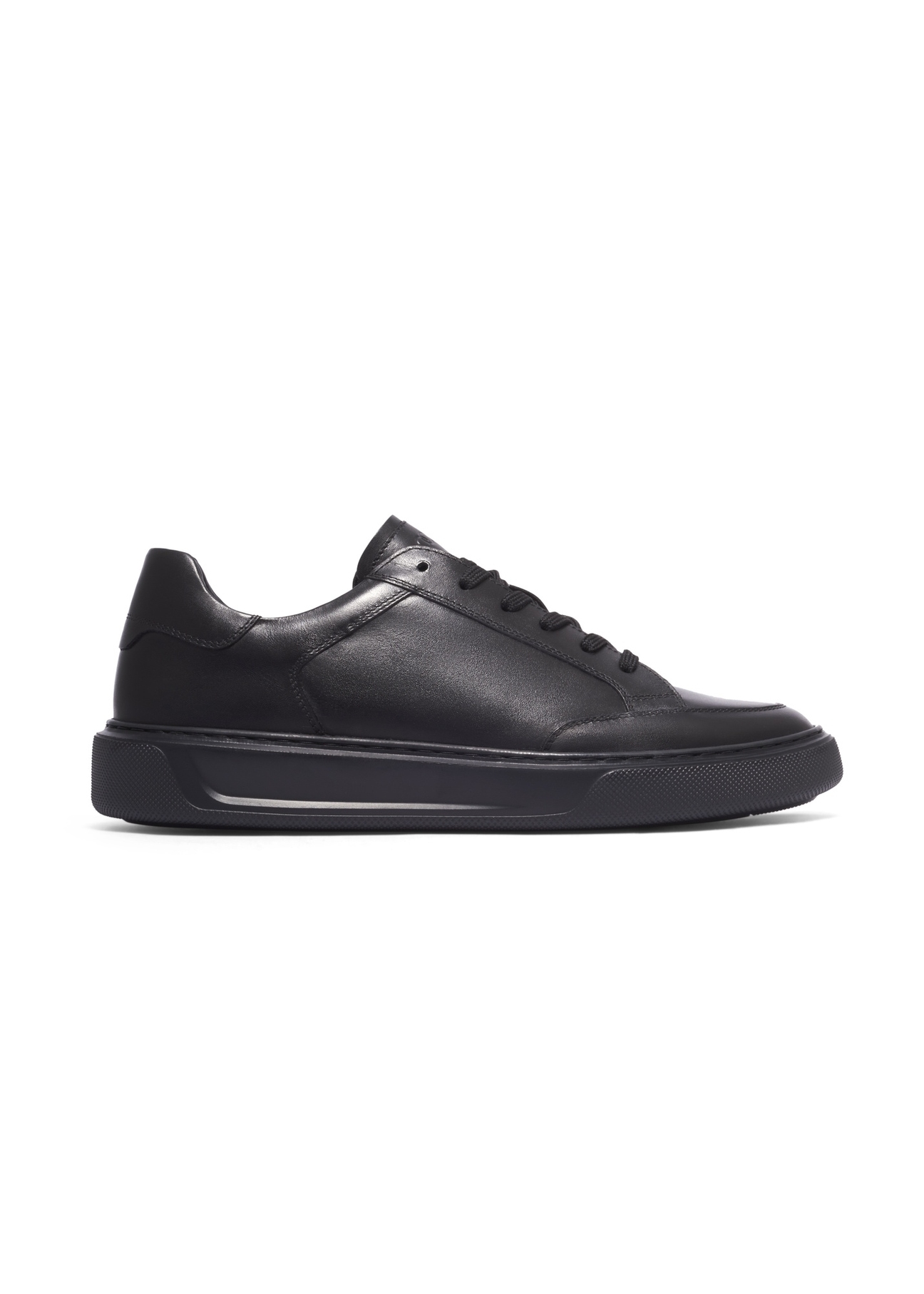 Czarne skórzane buty sportowe męskie BUTYM-0574-99(Z26), widok produktu z boku na białym tle.