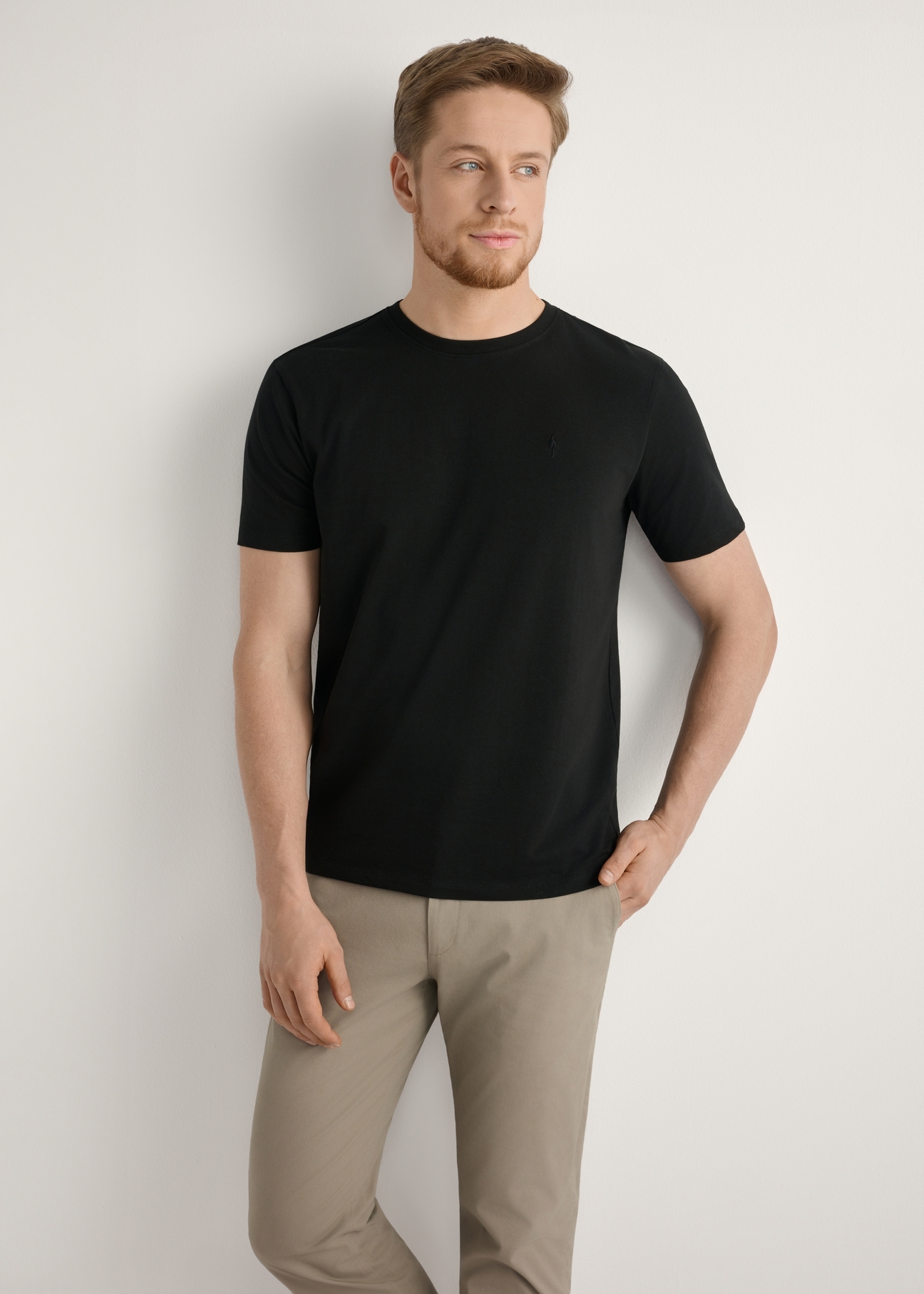 Czarny bawełniany T-shirt męski TSHMT-0120-99(Z25), widok produktu od przodu na modelu, widoczna połowa sylwetki.