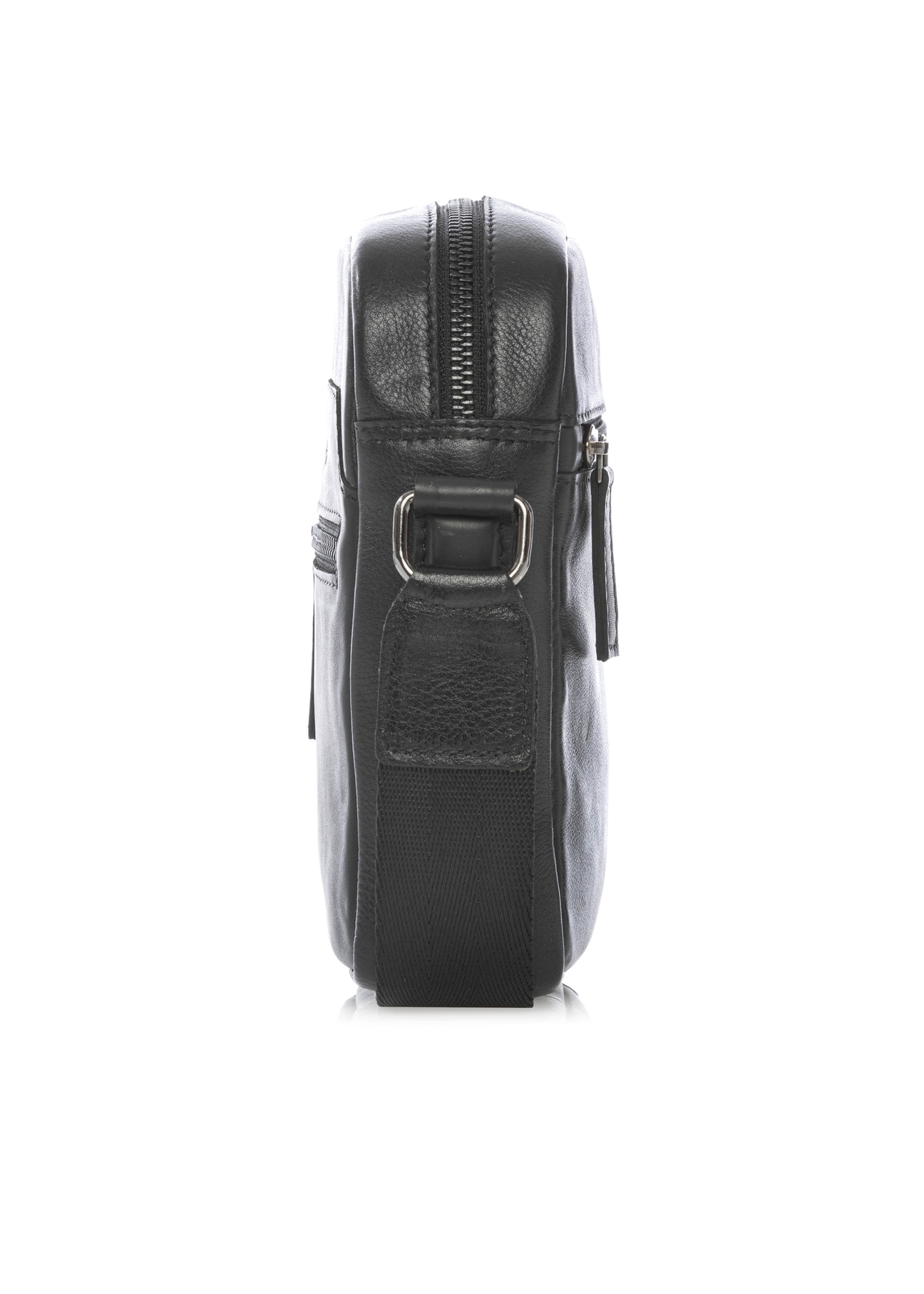 Czarna mała skórzana torba męska TORMS-0498-99(W26) - widok produktu z boku, na białym tle. 