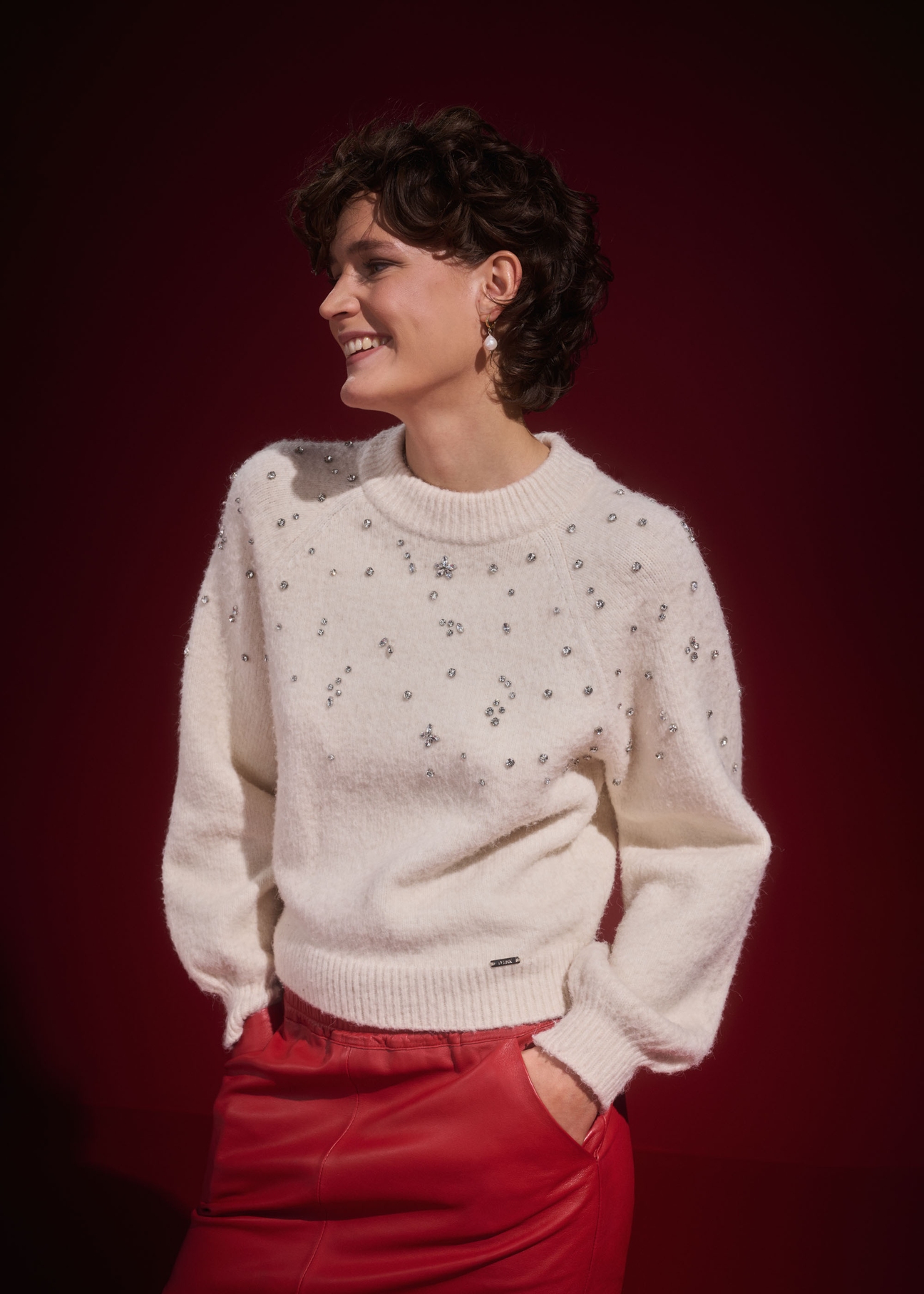 Beżowy sweter damski z kryształowymi ozdobami SWEDT-0225-80(Z24)
