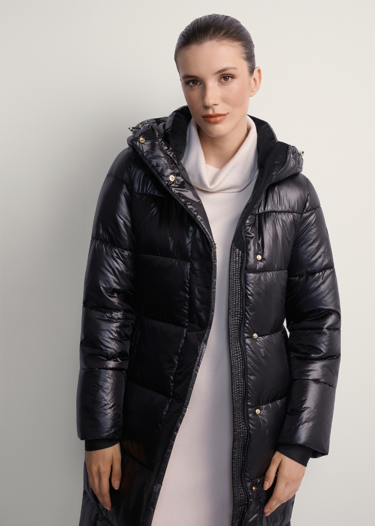 Czarna długa zimowa kurtka damska KURDT-0531A-99(Z25), widok produktu od przodu na modelce, widoczna połowa sylwetki.