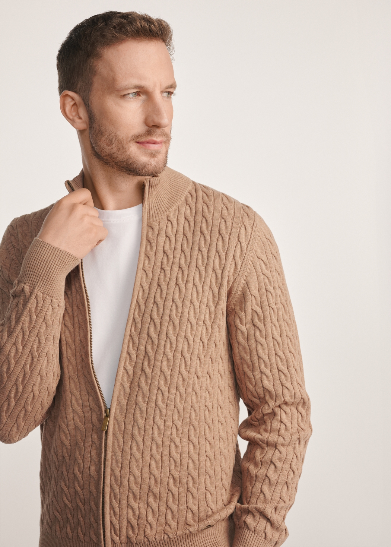 Sweter męski na suwak w kolorze karmelu SWEMT-0169-24(Z25), produkt widoczny od przodu na modelu, widoczne pół sylwetki.