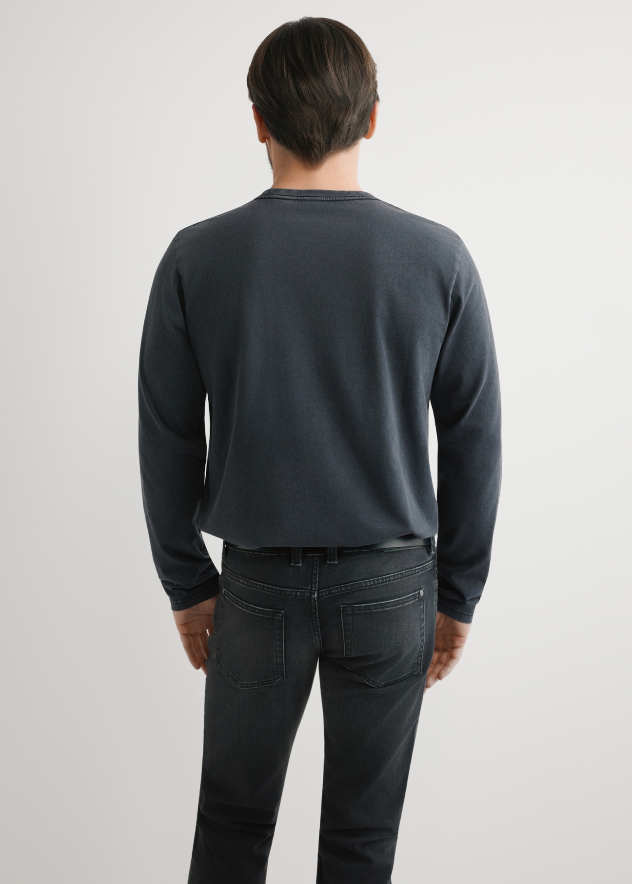 Czarny longsleeve męski LSLMT-0012-99(W26), widok produktu z tyłu na modelu. Widoczna połowa sylwetki.