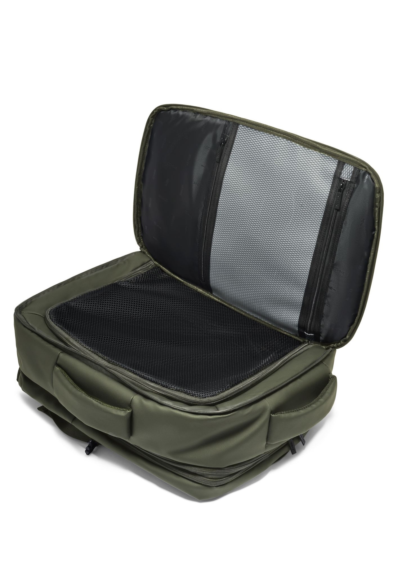 Duży plecak podróżny khaki PLCMN-0018-8D(Z26) - widok produktu po skosie, na białym tle. 