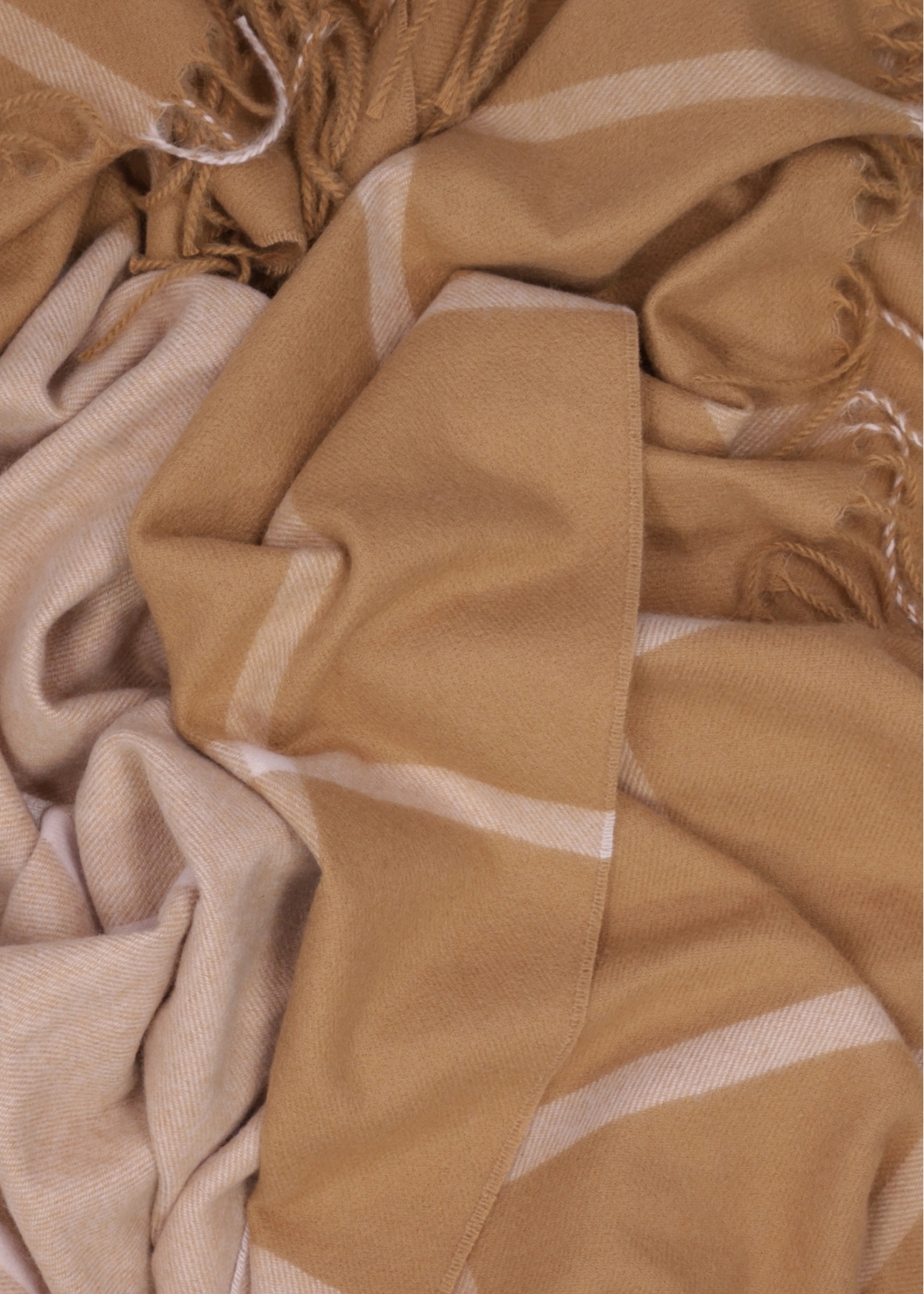 Duży szalik damski w kolorze camel SZADT-0100-1L(Z26), zbliżenie na materiał produktu na białym tle.