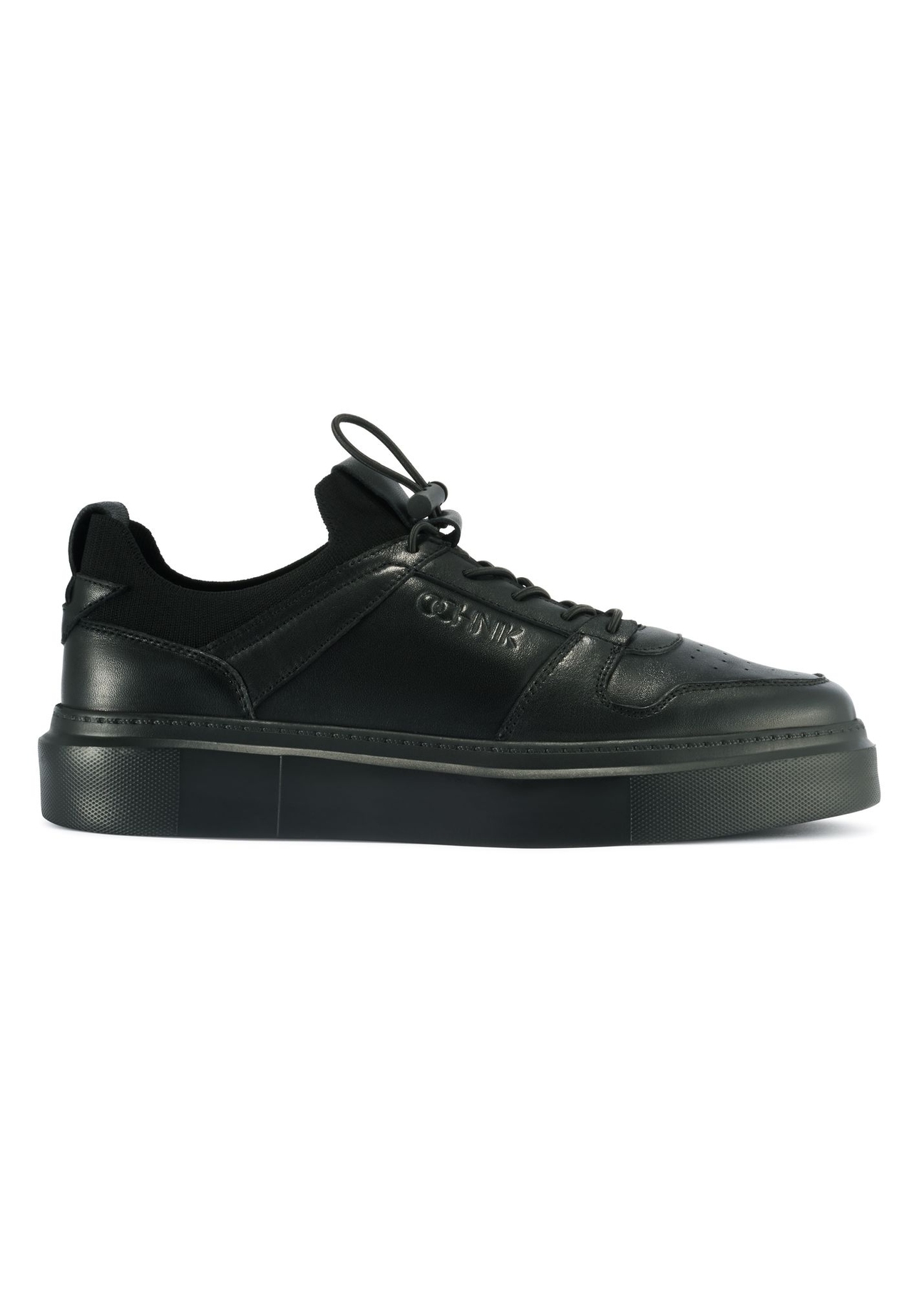 Czarne skórzane sneakersy męskie BUTYM-0509-99(Z25) - widok  produktu z boku na białym tle.