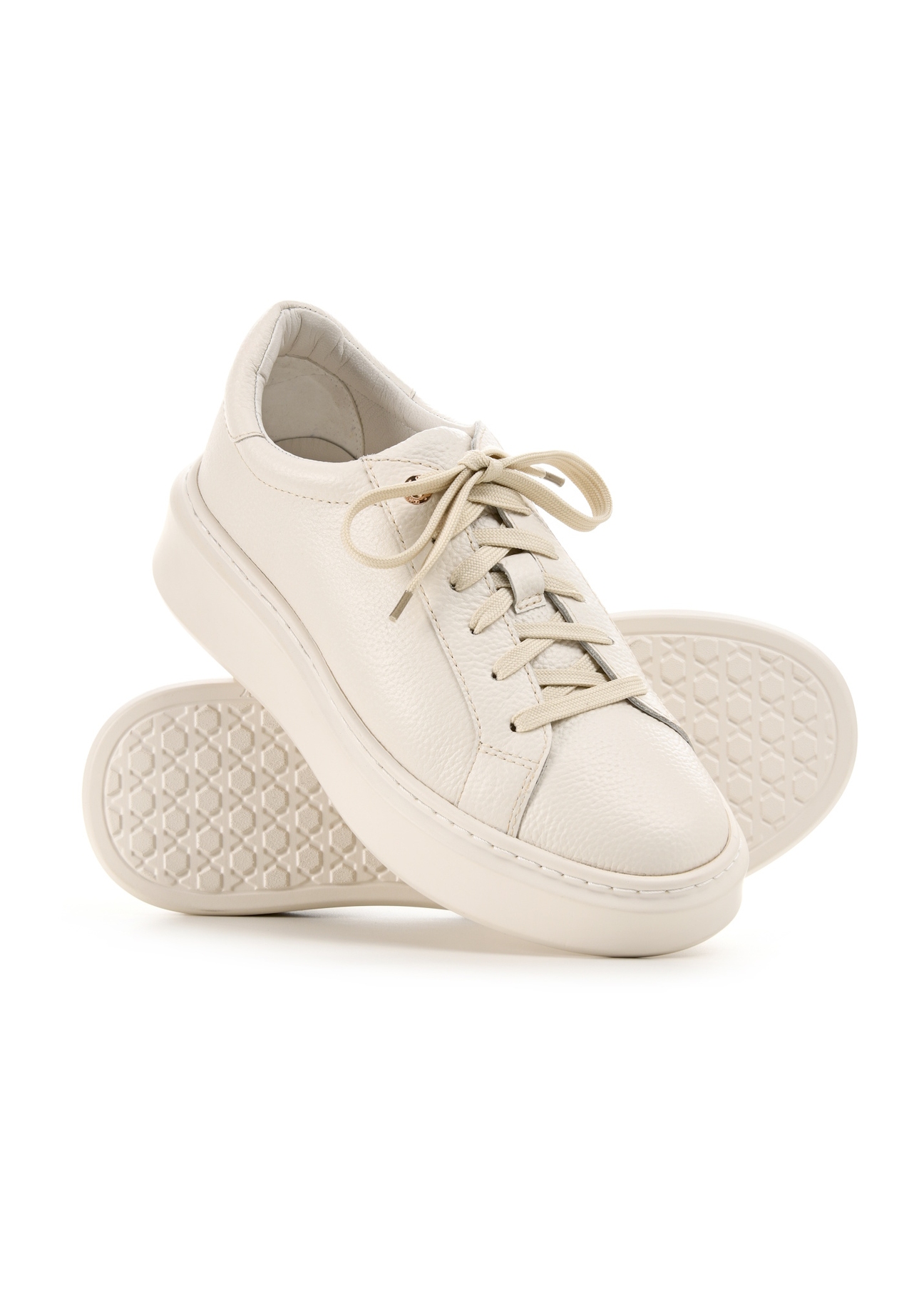 Skórzane buty damskie na platformie BUTYD-1258-0B(W26), widok produktu skosem na białym tle.