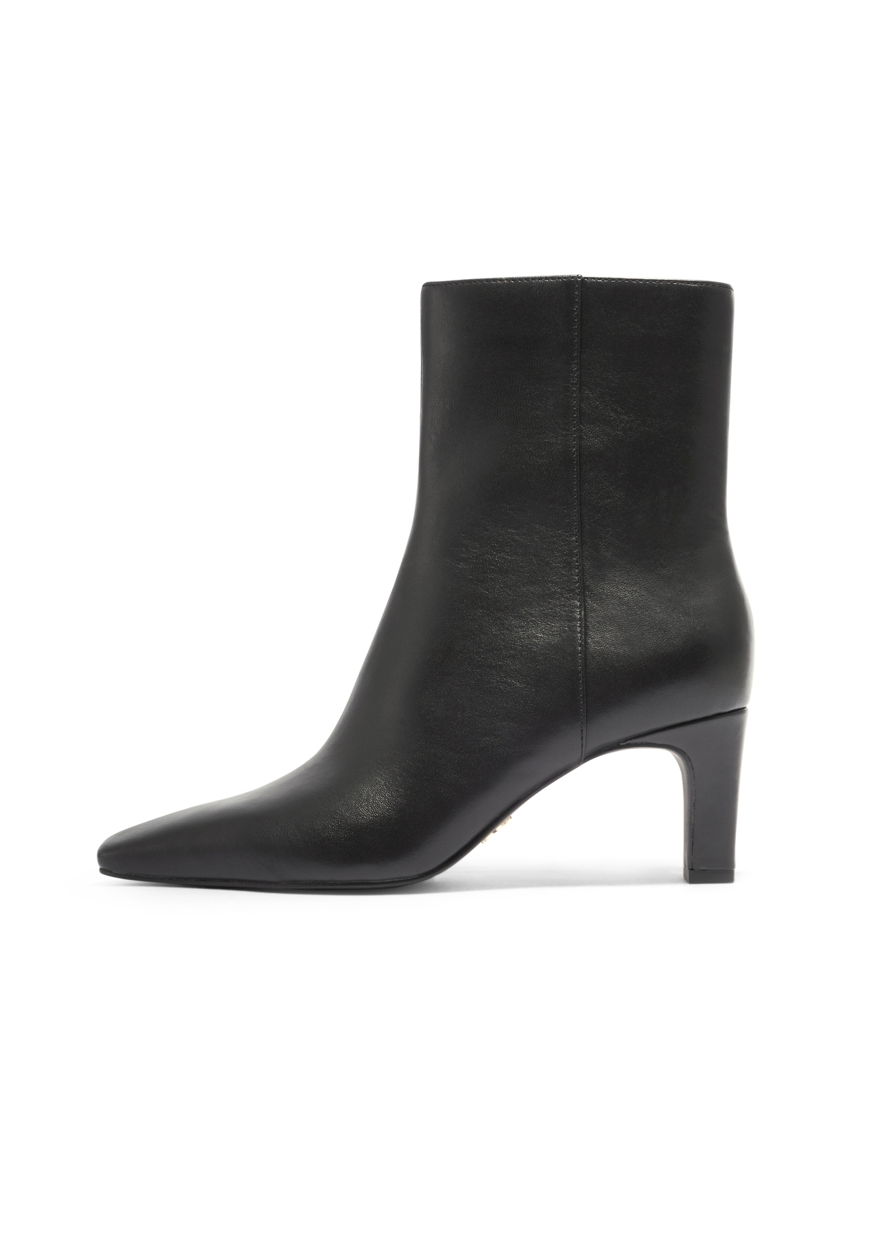Czarne skórzane botki damskie BUTYD-1302-99(Z26), widok produktu z boku na białym tle.