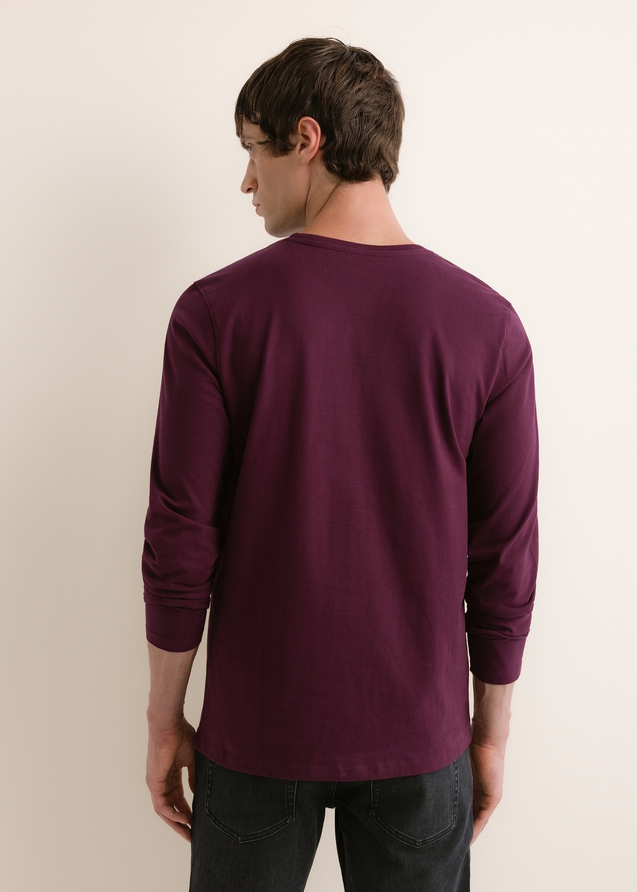 Bordowy bawełniany longsleeve męski LSLMT-0013-4D(Z26), widok produktu z tyłu na modelu. Widoczna połowa sylwetki.