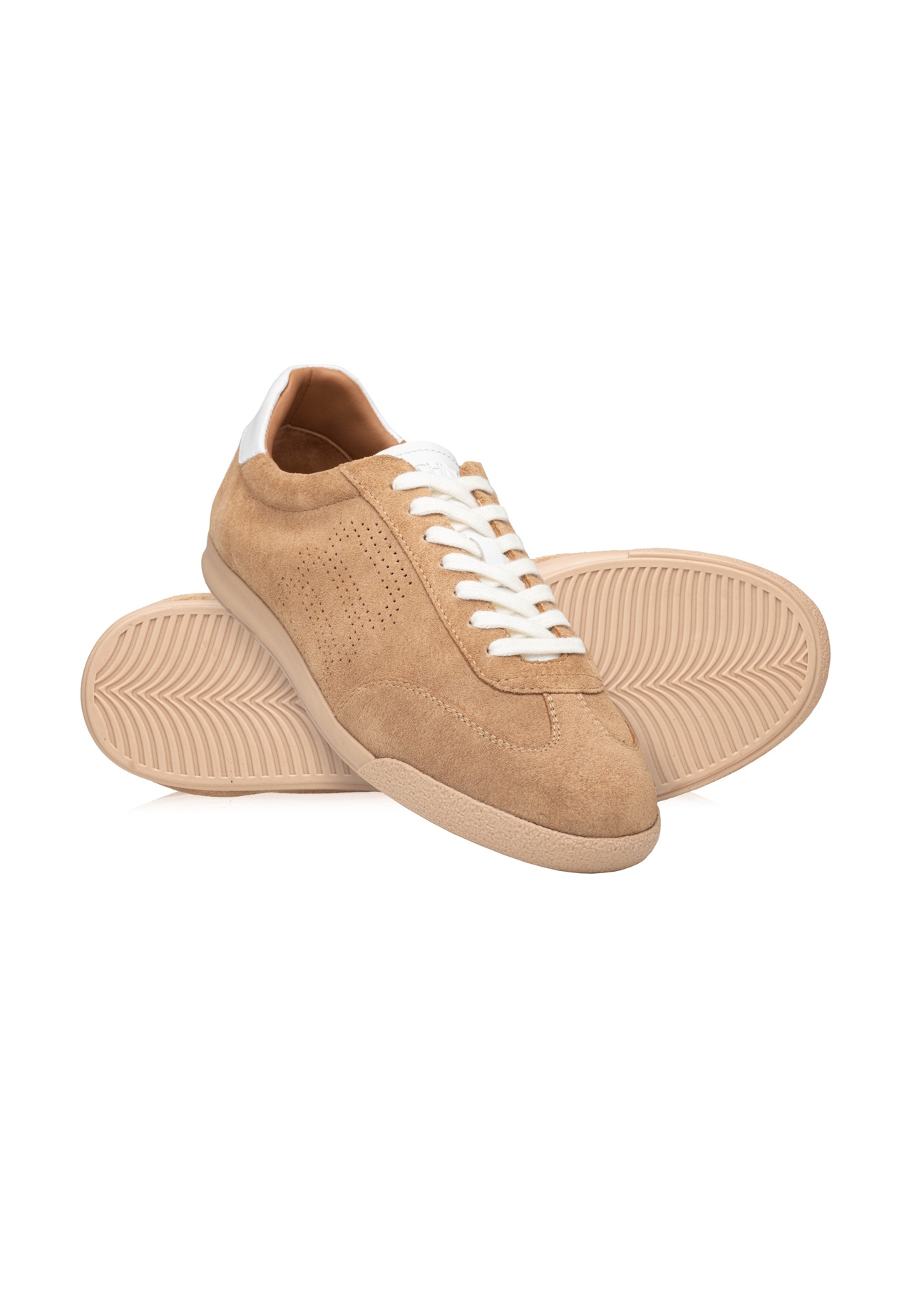 Beżowe skórzane buty sportowe BUTYM-0534-1B(W26), widok produktu skosem na białym tle.