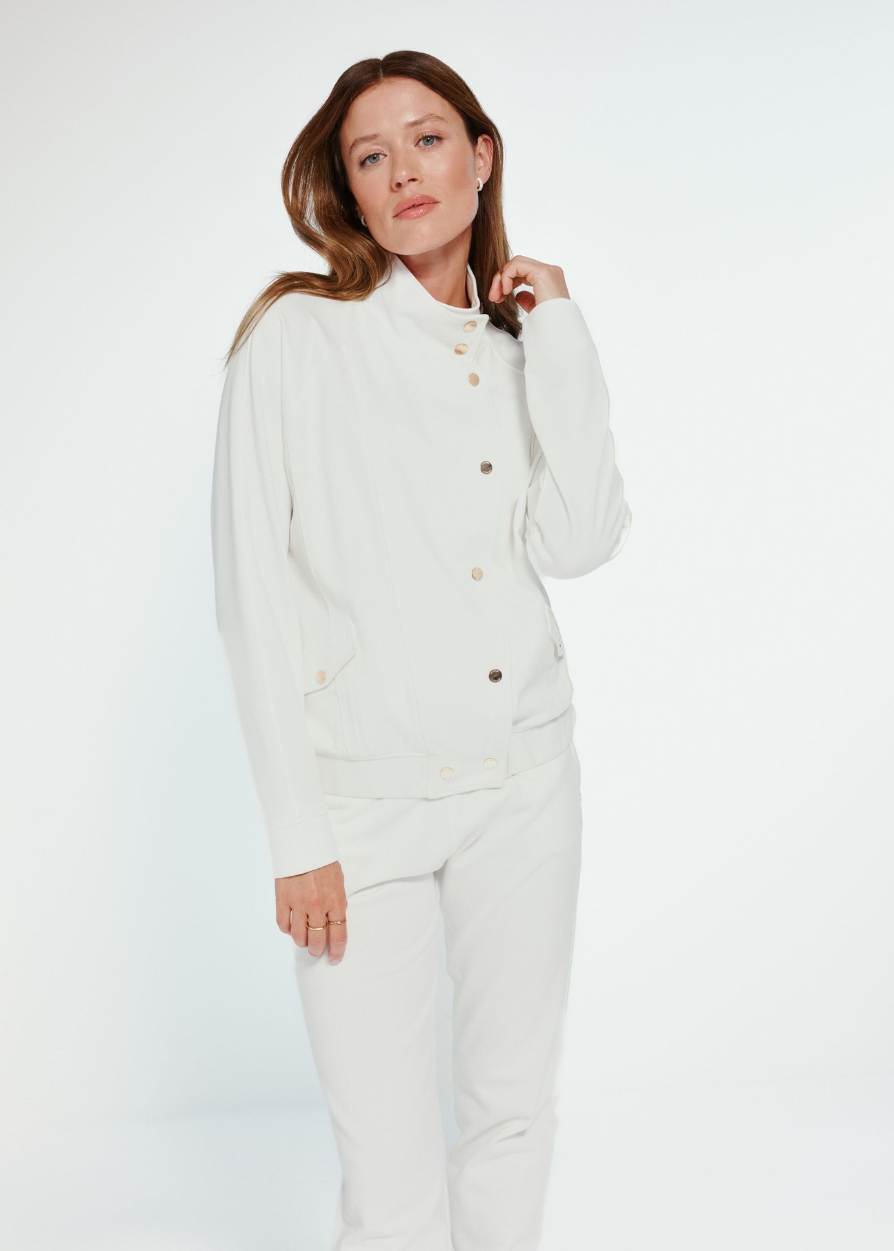 Kremowa bluza damska ze stójką BLZDT-0106-12(Z24)-03