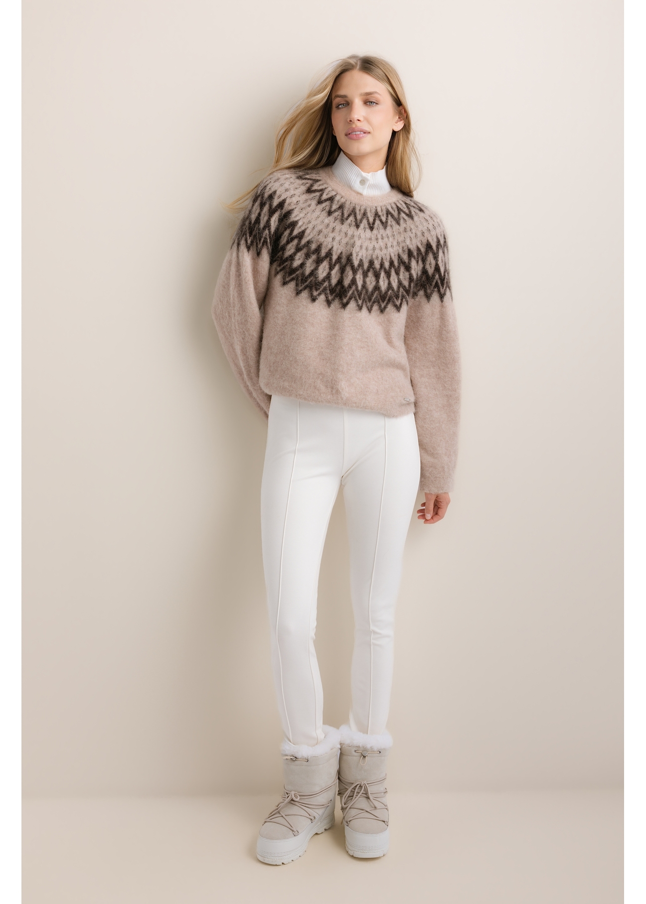 Sweter damski w kolorze chłodnego beżu z wełną SWEDT-0284-1J(Z26), widok produktu od przodu na modelce. Widoczna cała sylwetka.