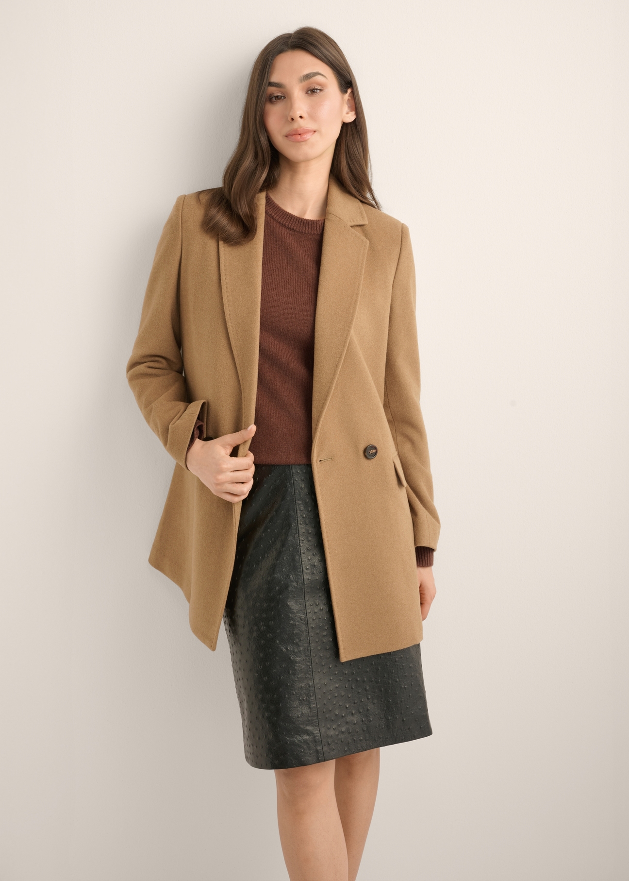 Wełniany płaszcz damski w kolorze camelu PLADT-0071-1K(Z26)