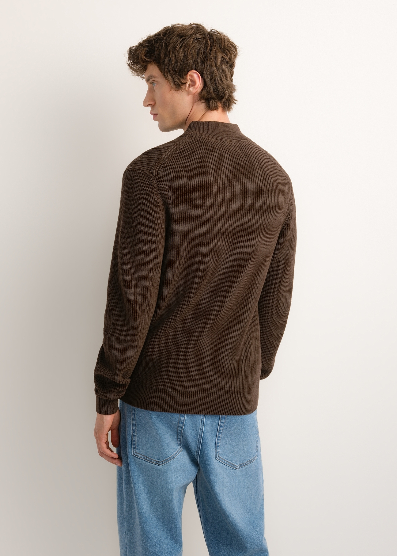 Ciemnobrązowy sweter męski SWEMT-0175-1I(Z26)
