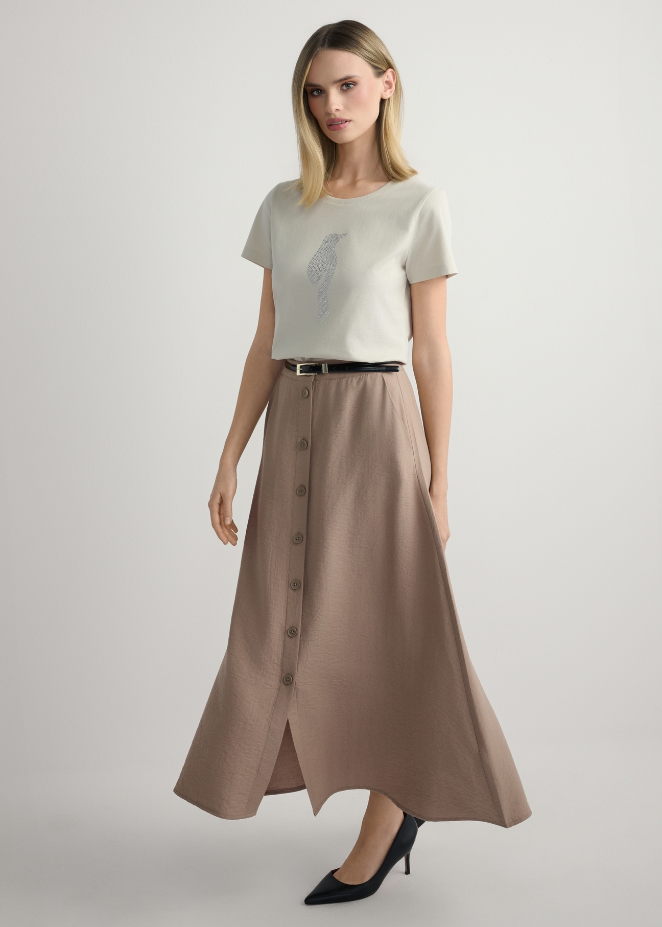 Beżowa midi spódnica z wiskozy SPCDT-0121-1D(W26), widok produktu z przodu na modelce. Widoczna cała sylwetka.