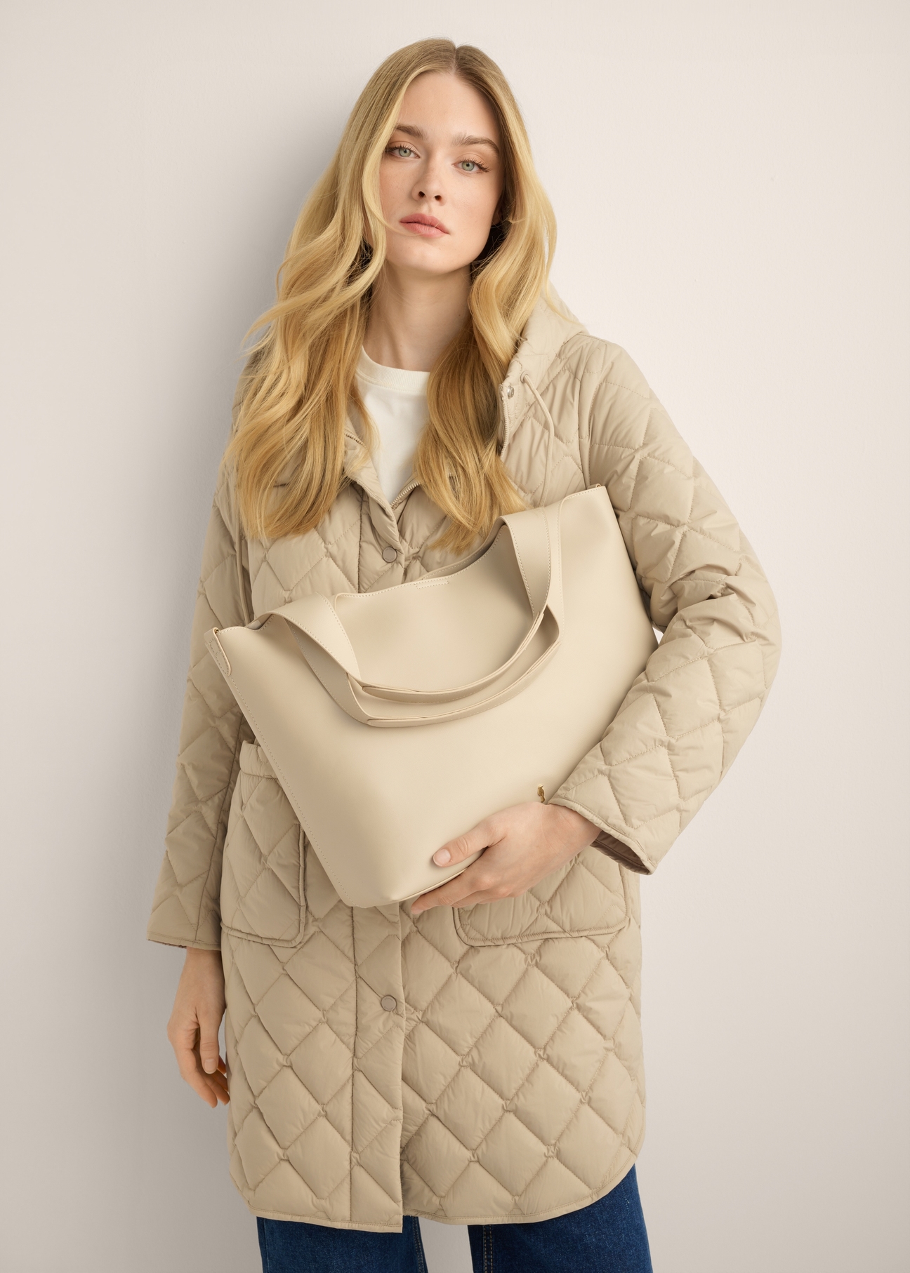 Torebka shopper damska w kolorze ecru TOREC-1259-0B(Z26). Widok z modelką.