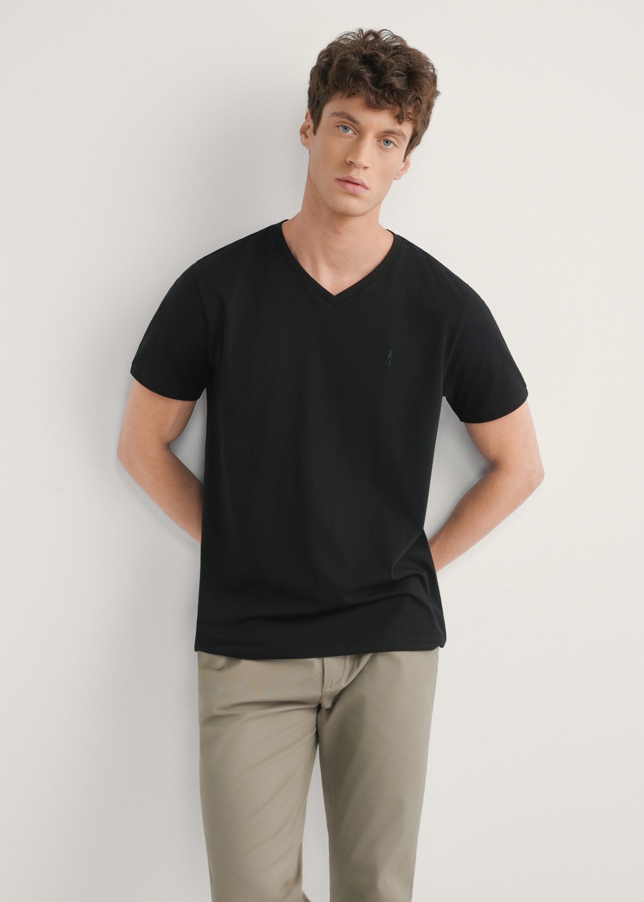Czarny basic T-shirt męski z logo TSHMT-0088-99(W25), widok produktu od przodu na modelu, widoczna połowa sylwetki.