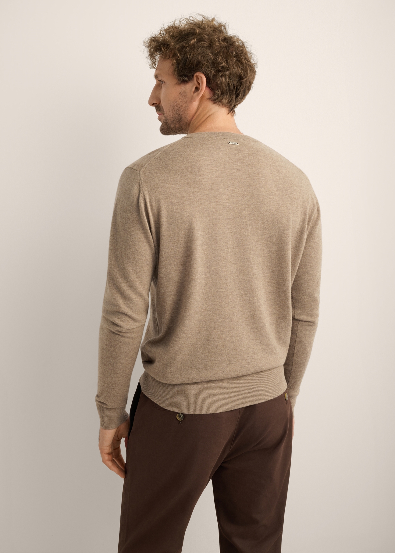 Camelowy wełniany sweter męski SWEMT-0200-1D(Z26). Widok produktu z tyłu na modelu. Widok połowa sylwetki.