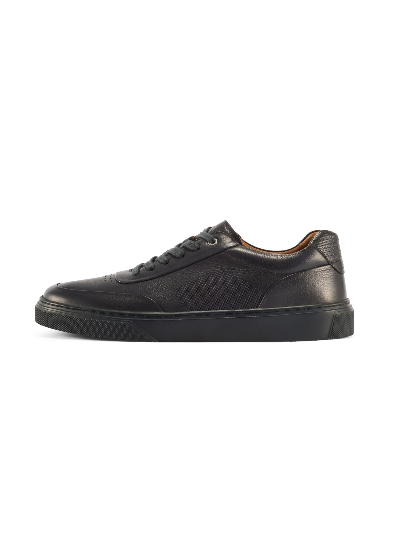 Skórzane sneakersy męskie w kolorze granatowym BUTYM-0484-7E(W26) - widok produktu z boku, na białym tle. 