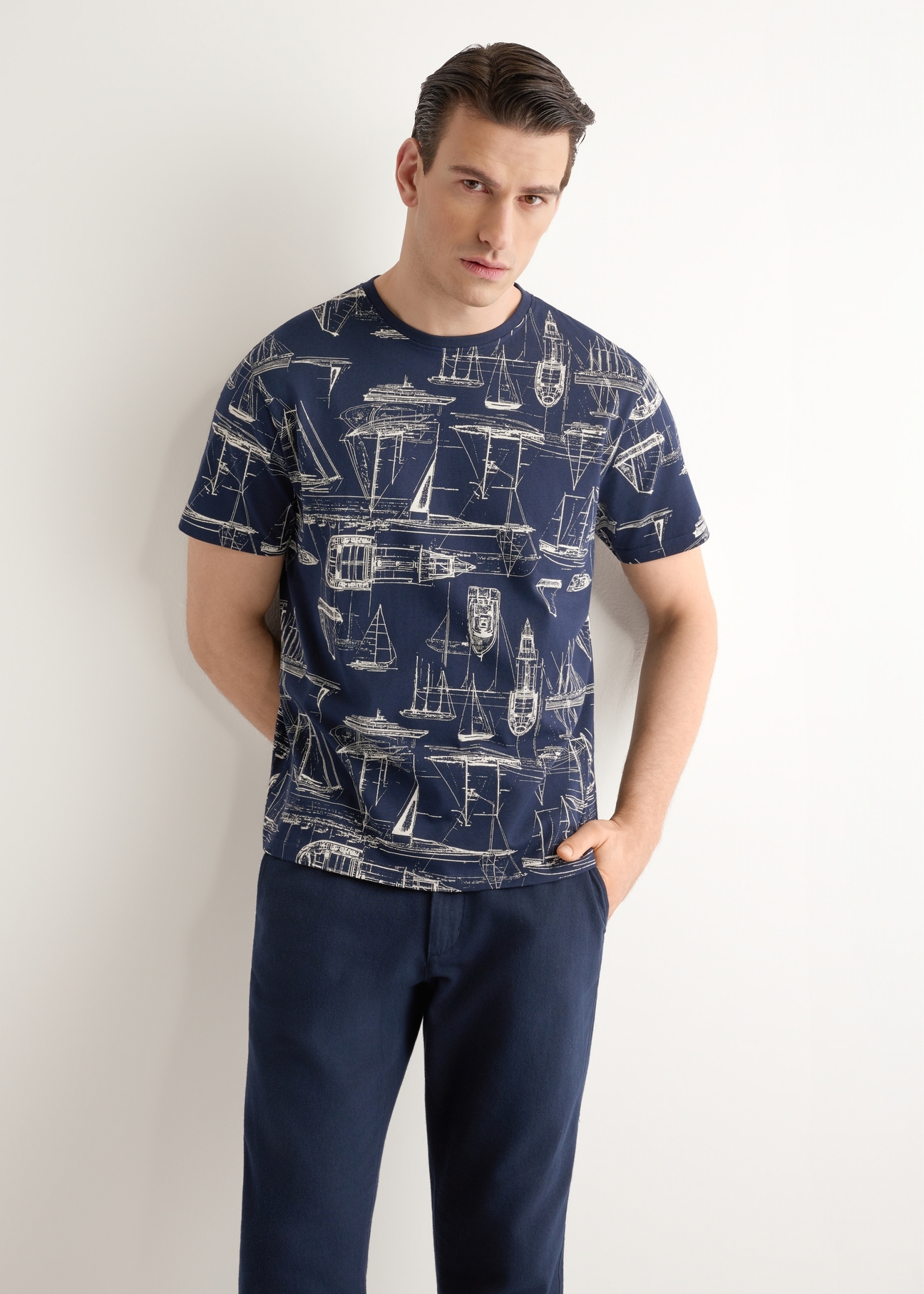 Granatowy t-shirt męski z grafiką TSHMT-0148-7E(W26), widok produktu z przodu na modelu. Widoczna połowa sylwetki.