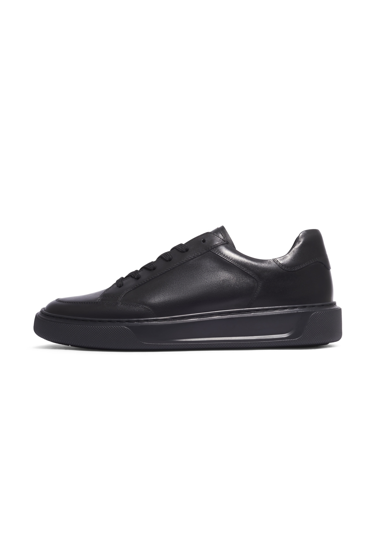 Czarne skórzane buty sportowe męskie BUTYM-0574-99(Z26), widok produktu z boku na białym tle.