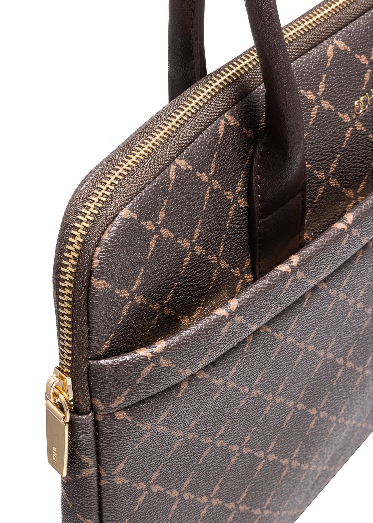 Brązowa torba na laptopa z monogramem TOREC-1078-89(Z25) - zbliżenie na detal na białym tle. 