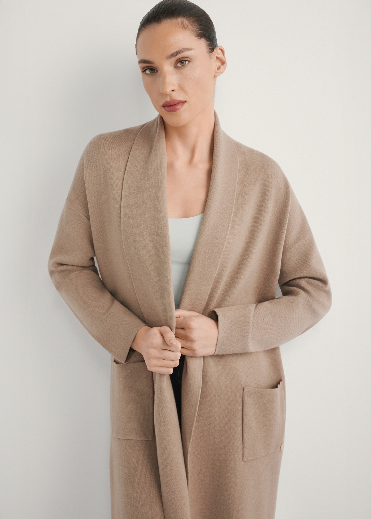 Camelowy kardigan damski KARDT-0041-1D(W26), widok produktu z przodu na modelce. Widoczna połowa sylwetki.