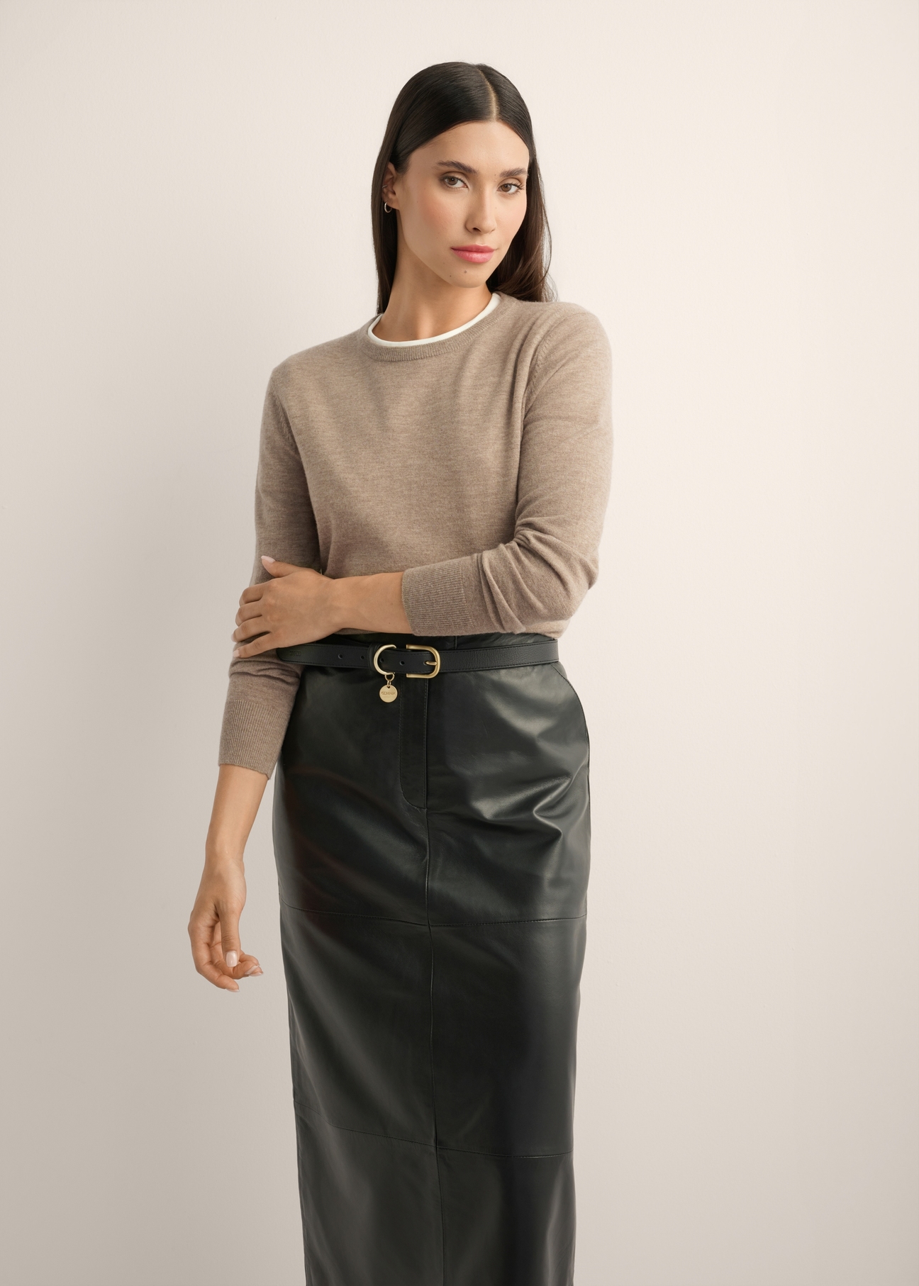 Wełniany sweter w kolorze camelu SWEDT-0267-1D(Z26), widok produktu od przodu na modelce, widoczna połowa sylwetki.
