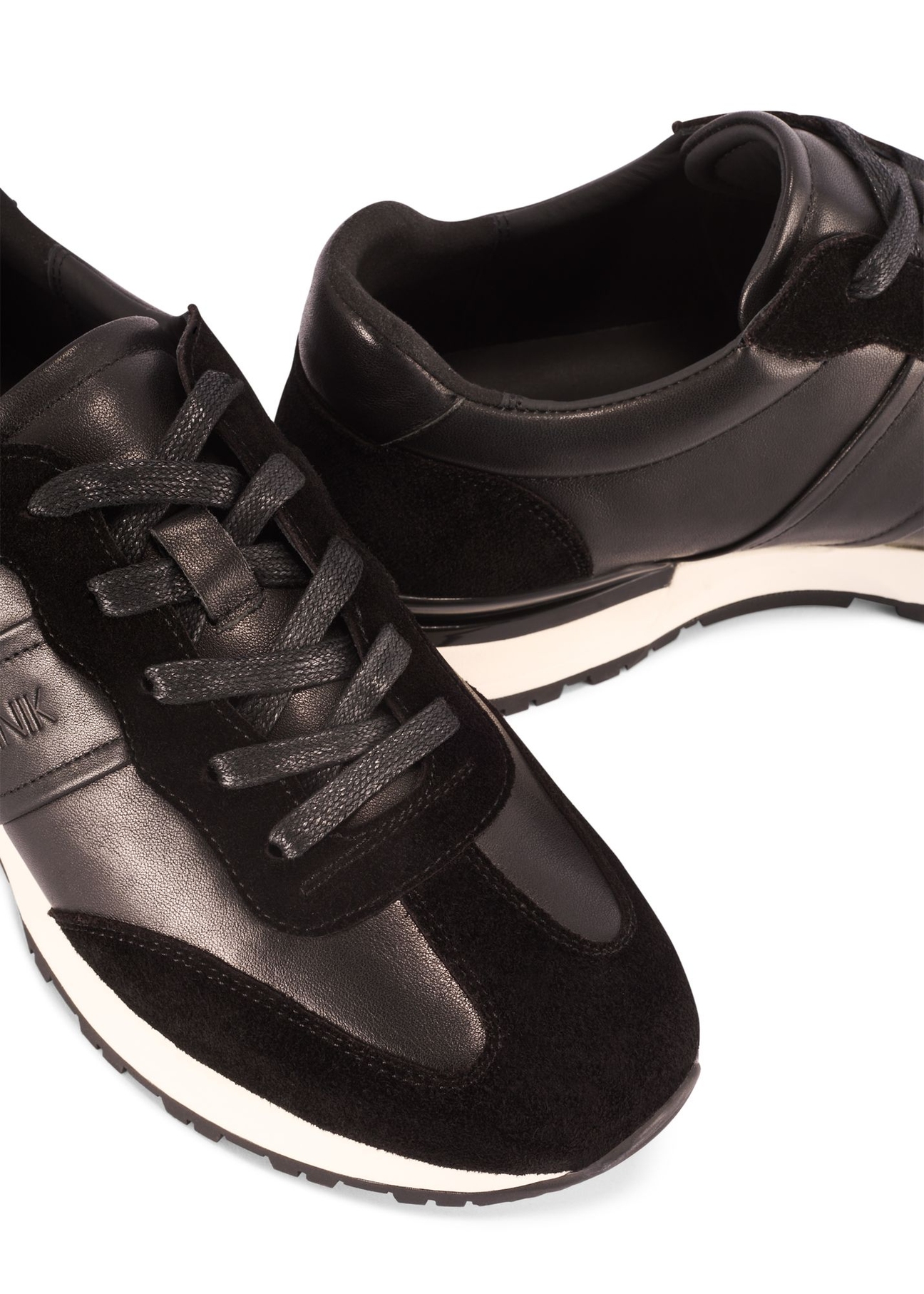Czarne sportowe buty męskie BUTYM-0510-99(Z25) - zbliżenie na detal na białym tle.