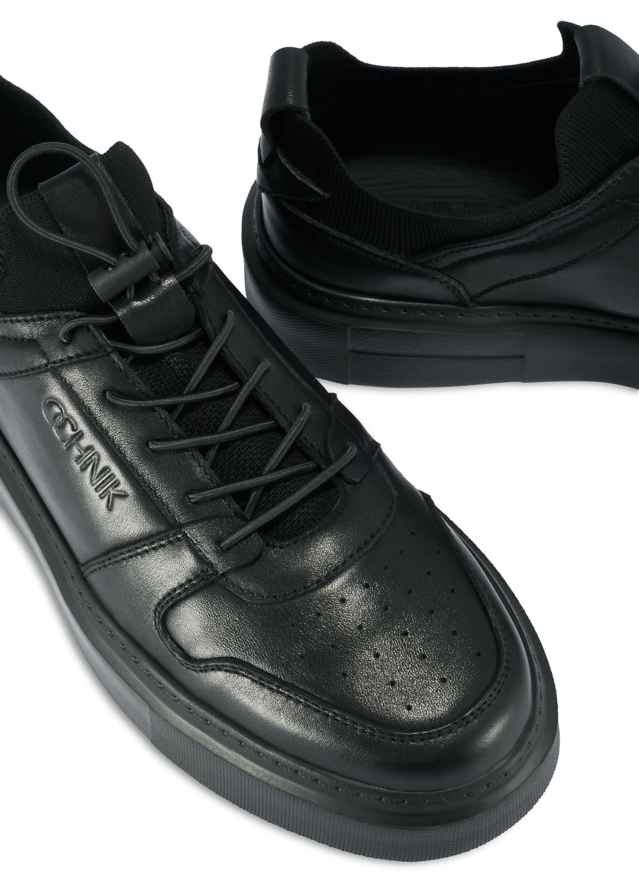 Czarne skórzane sneakersy męskie BUTYM-0509-99(Z25) - zbliżenie na detal na białym tle.