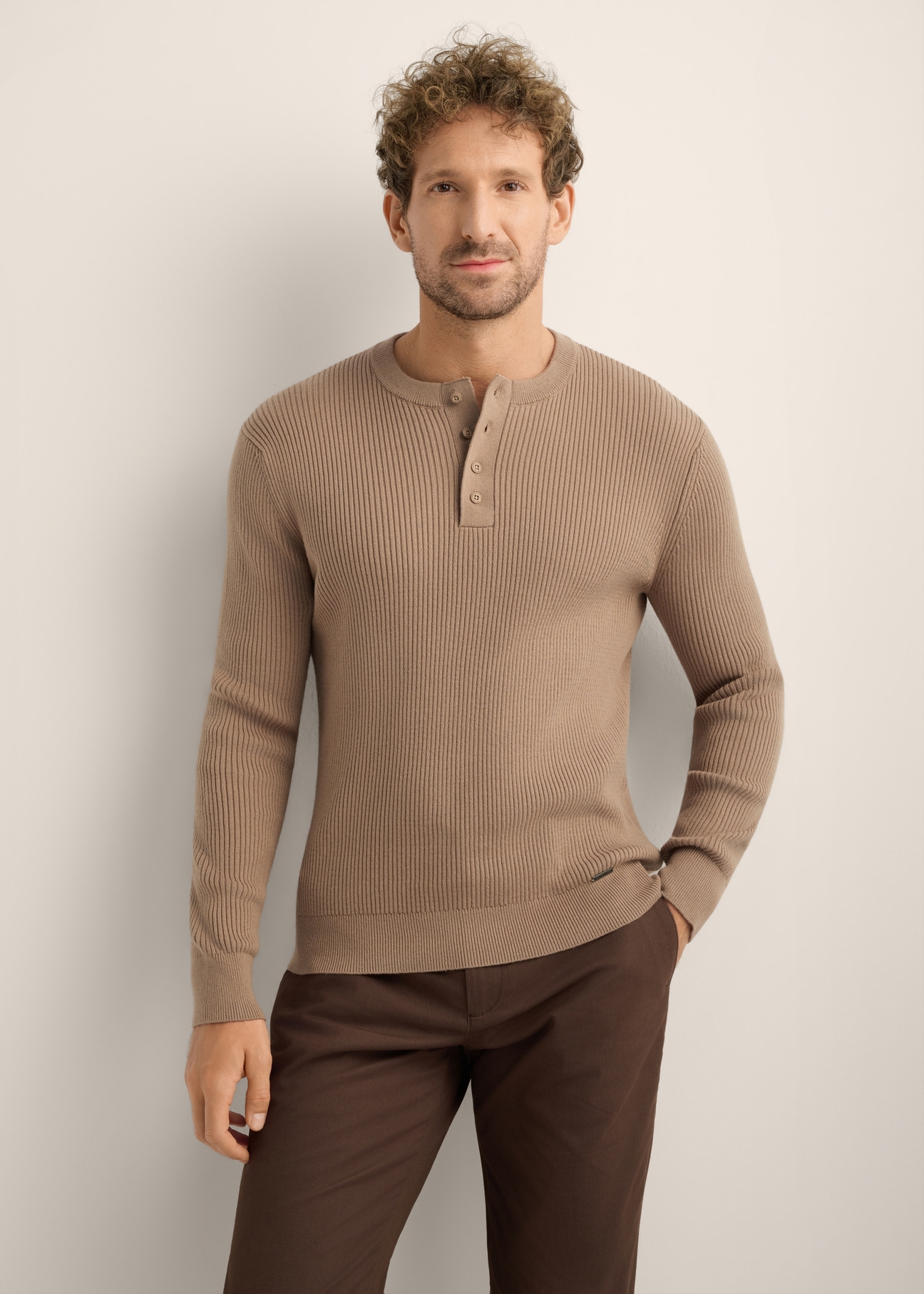 Camelowy wełniany sweter męski Jasnobrązowy sweter męski SWEMT-0202-1K(Z26). Widok produktu z przodu na modelu. Widok połowa sylwetki.
