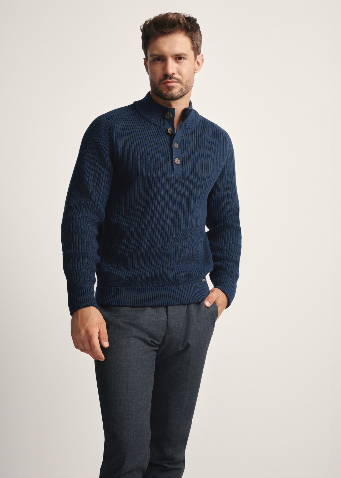 Granatowy sweter męski ze stójką SWEMT-0168-68(Z25) - widok produktu z przodu na modelu na białym tle. Widoczna połowa sylwetki.