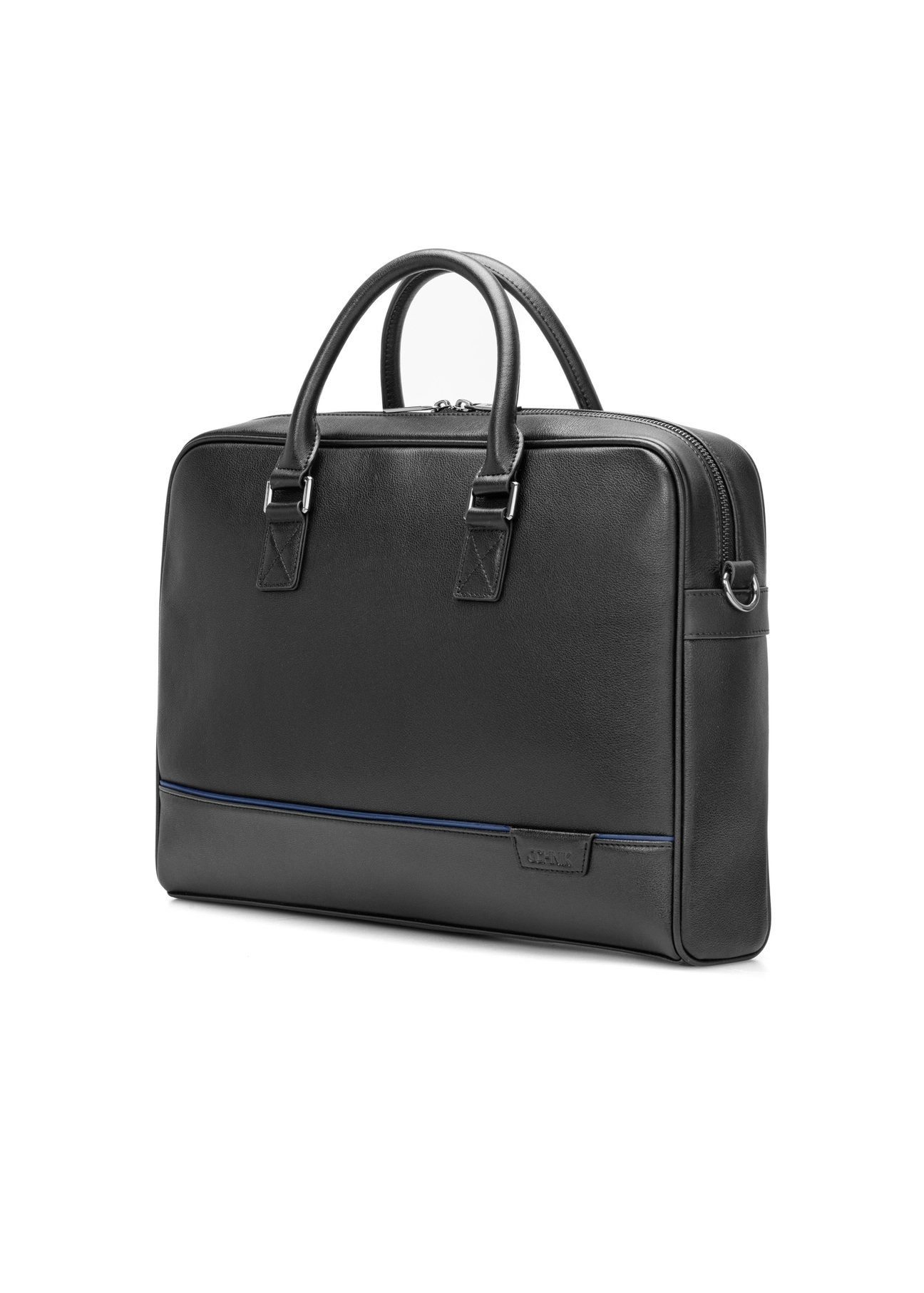 Czarna skórzana torba na laptopa TORMS-0494-99(W26) - widok produktu po skosie, na białym tle. 