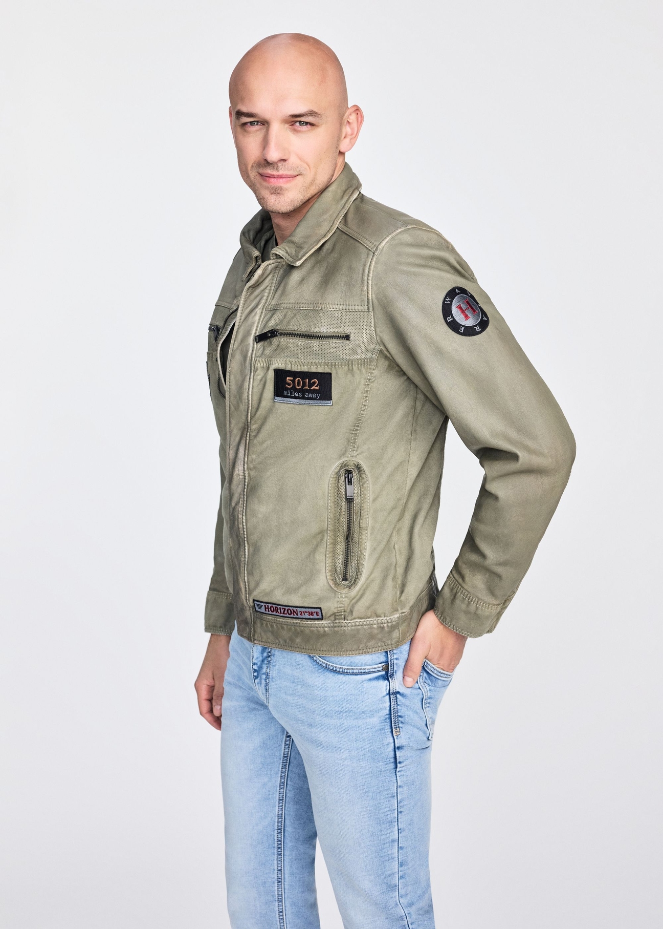 Kurtka męska przejściowa w kolorze khaki KURMS-0368-2844(W25)-04