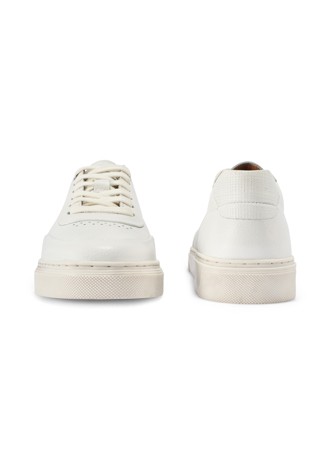 Skórzane sneakersy męskie w kolorze białym BUTYM-0484-0B(W26), widok produktu od przodu i tyłu na białym tle.