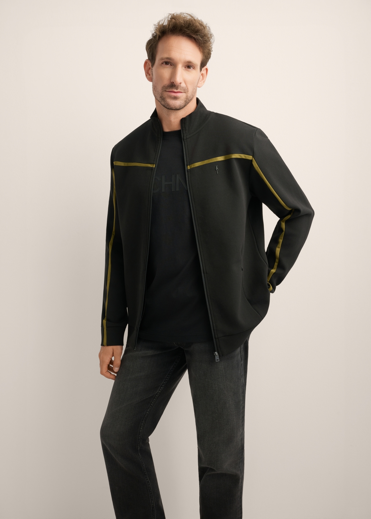 Rozpinana czarna bluza męska ze stójką BLZMT-0082-99(Z26), widok produktu z przodu na modelu. Widoczna połowa sylwetki.