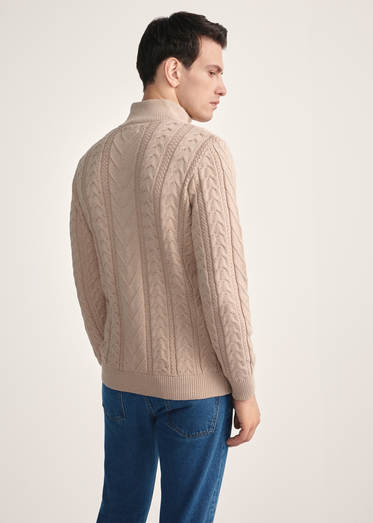 Beżowy sweter męski z suwakiem SWEMT-0180-81(Z25), widok produktu z tyłu na modelu. Widoczna połowa sylwetki.