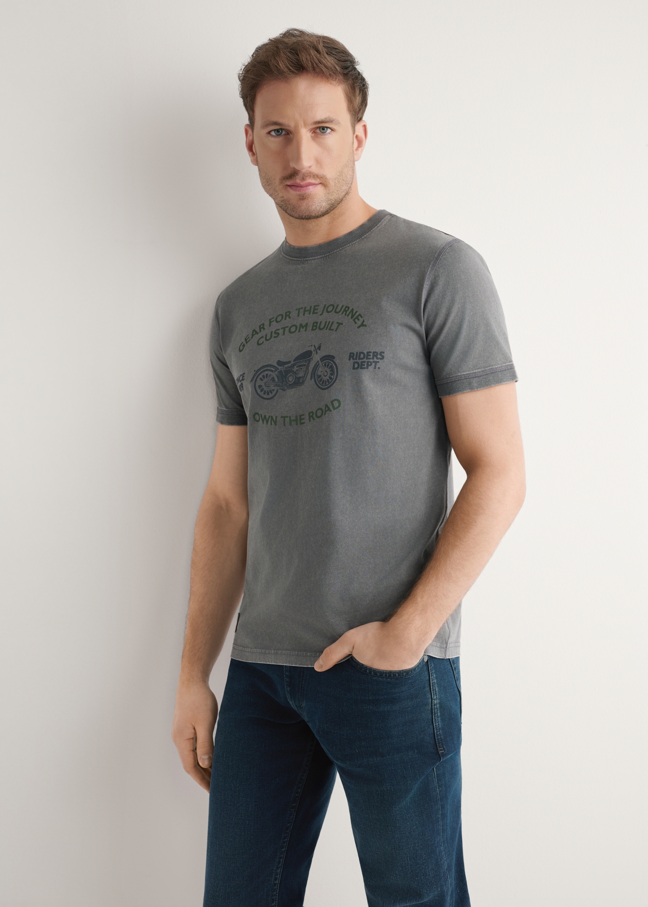 Bawełniany grafitowy t-shirt męski TSHMT-0141-9D(W26) - widok produktu z przodu, na modelu, na jasnym tle. Widoczna sylwetka do kolan. 