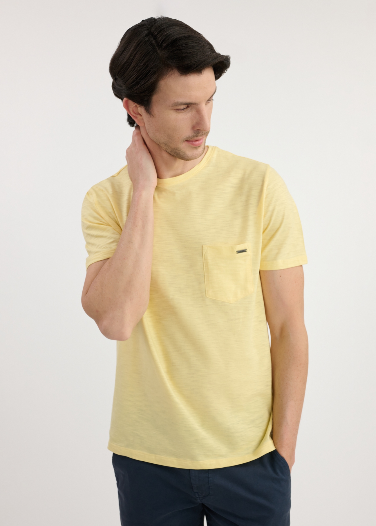 Żółty bawełniany t-shirt męski TSHMT-0121-21(W25), widok produktu przodem na modelu. Widoczna połowa sylwetki.