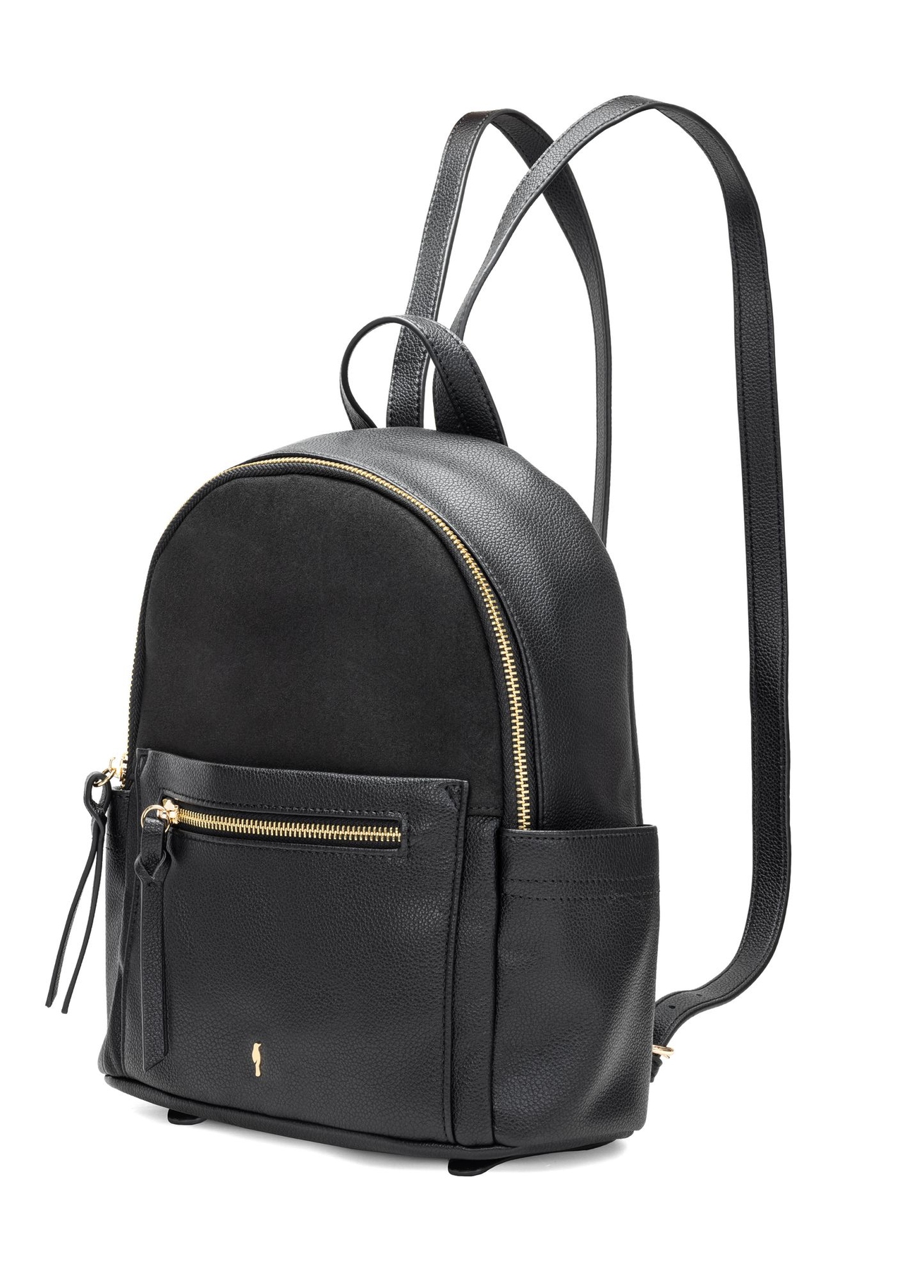 Czarny plecak damski TOREC-1125-99(W26) - widok produktu po skosie, na białym tle. 