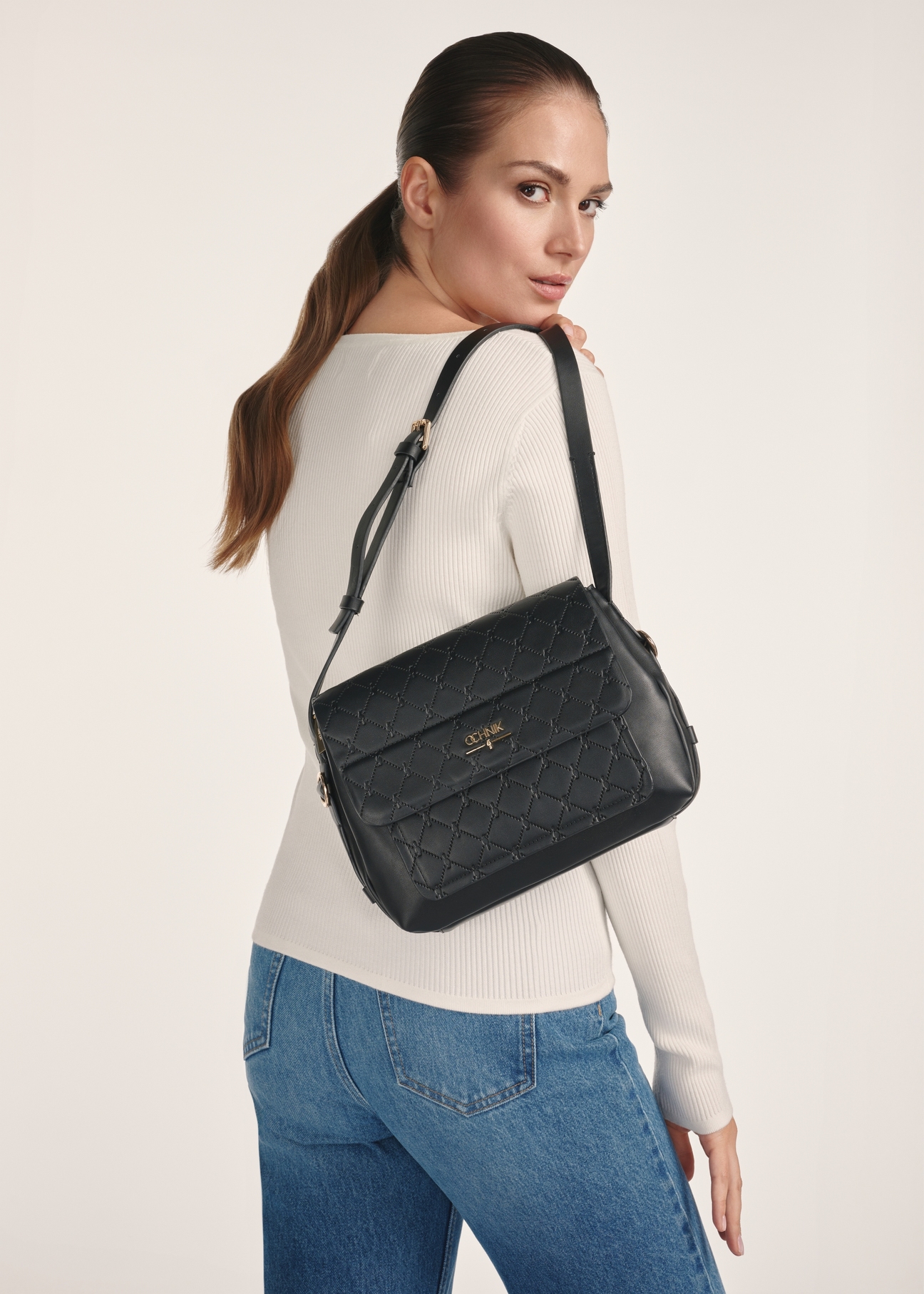 Elegancka torebka na ramię TOREC-0860A-98(Z25), widok produktu od przodu na modelce, widoczna połowa sylwetki.