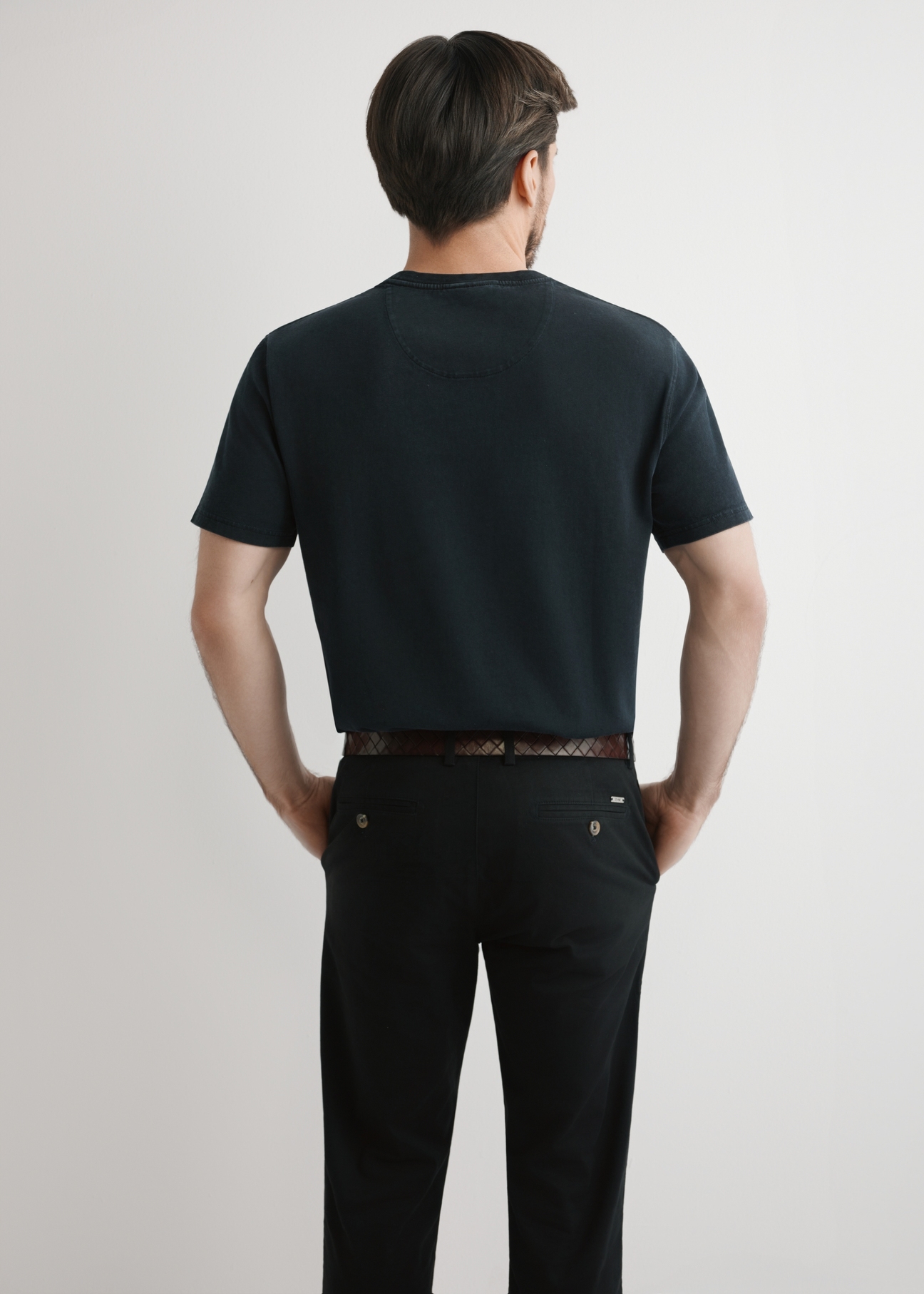 Czarny bawełniany T-shirt męski TSHMT-0140-99(W26), widok produktu z tyłu na modelu. Widoczna połowa sylwetki.