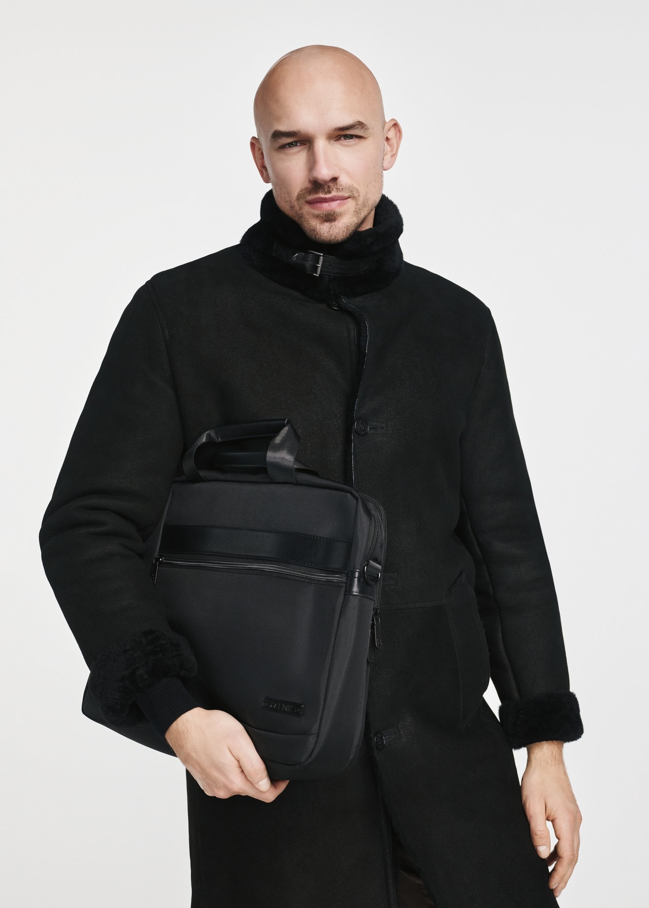 Czarna torba na laptopa TORMN-0001C-99(Z24)