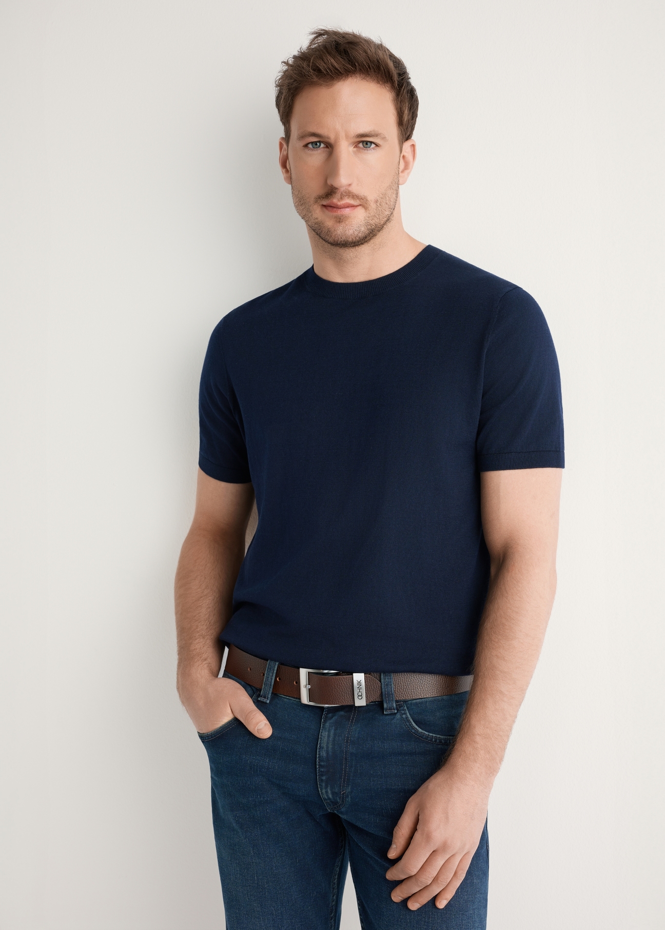 Granatowy T-shirt męski z jedwabiem TSHMT-0138-7E(W26), widok produktu od przodu na modelu, widoczna połowa sylwetki.-02