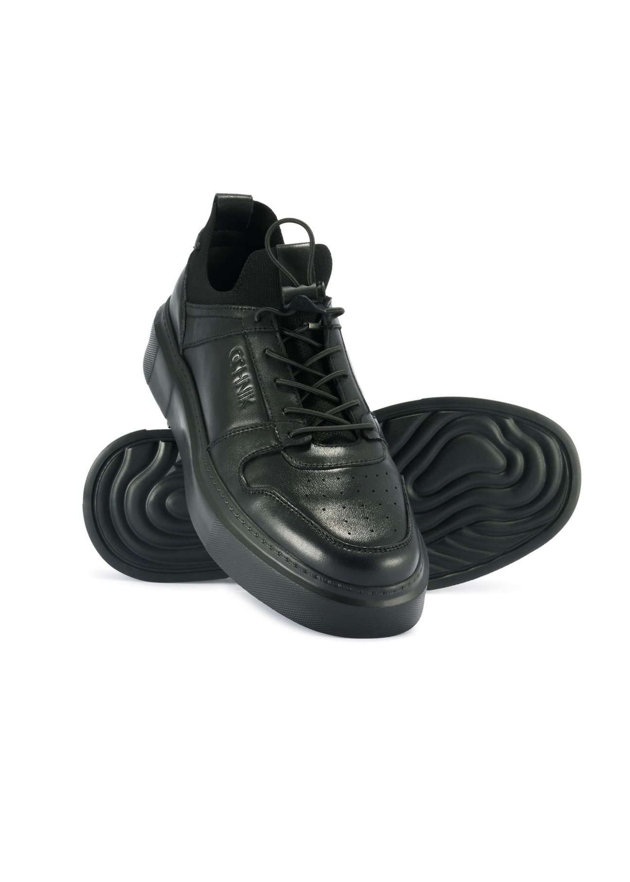 Czarne skórzane sneakersy męskie BUTYM-0509-99(Z25) - widok produktu z góry na białym tle.