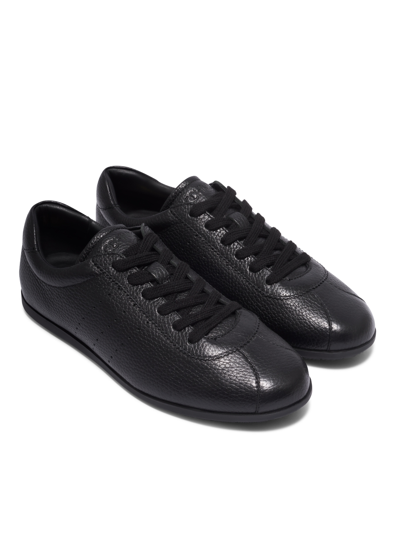 Czarne skórzane sneakersy damskie BUTYD-1293-9I(Z26), widok produktu skosem na białym tle.